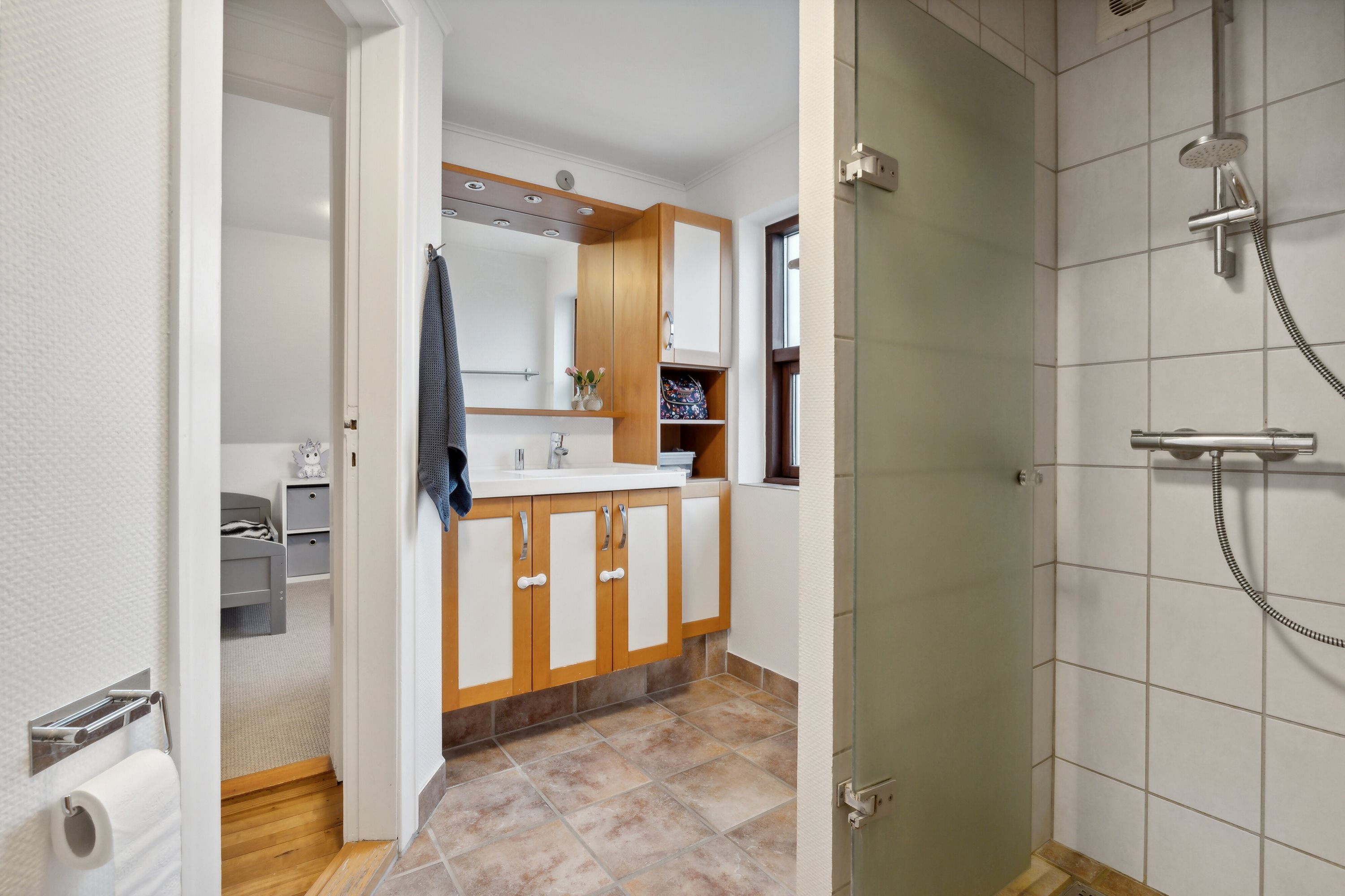 Fremhævet badeværelse billede i fuldskærmstilstand. Billede af Fynsgade 19, 9870 Sindal