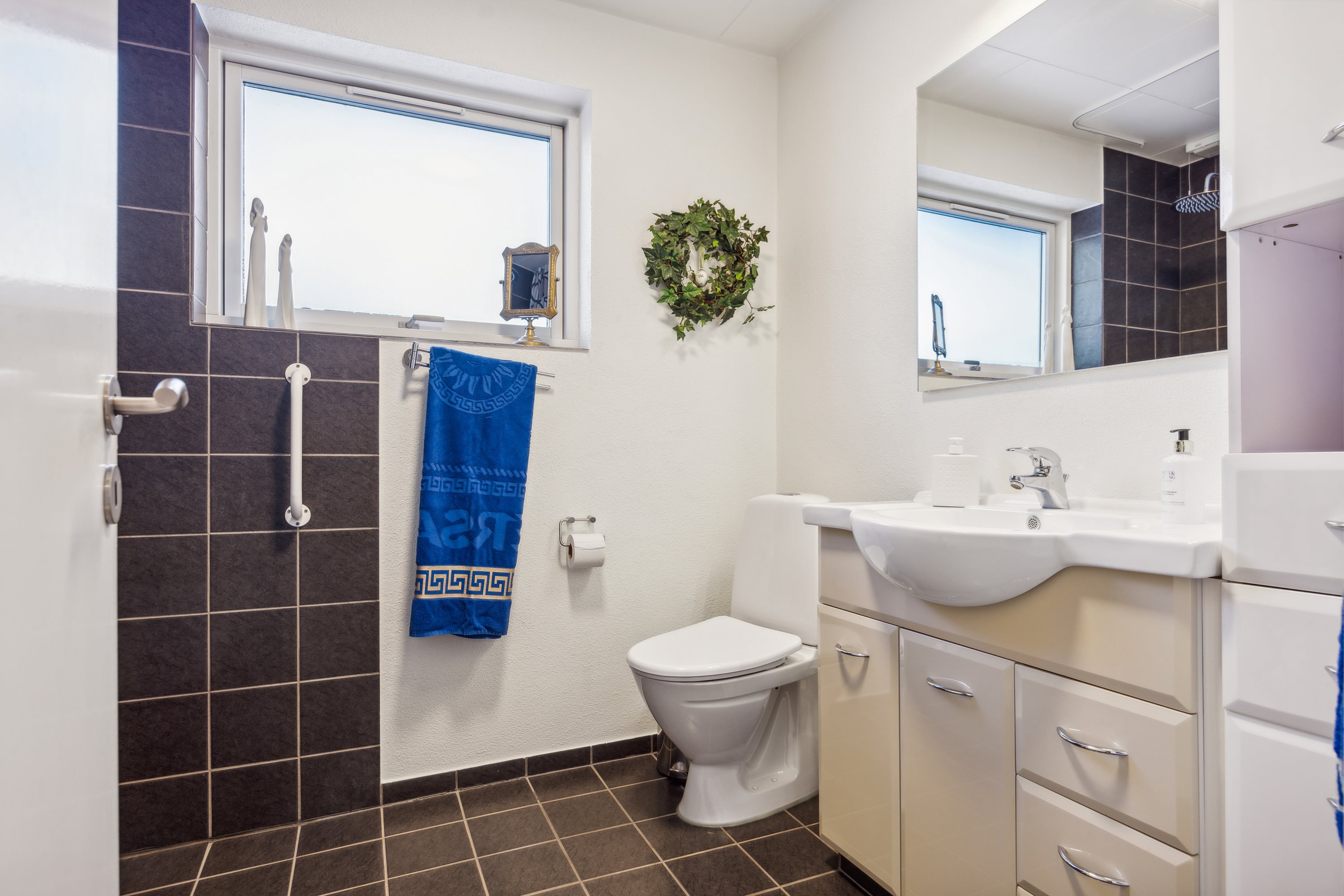 Fremhævet badeværelse billede i fuldskærmstilstand. Billede af Strandvejen 148, Hou, 9370 Hals