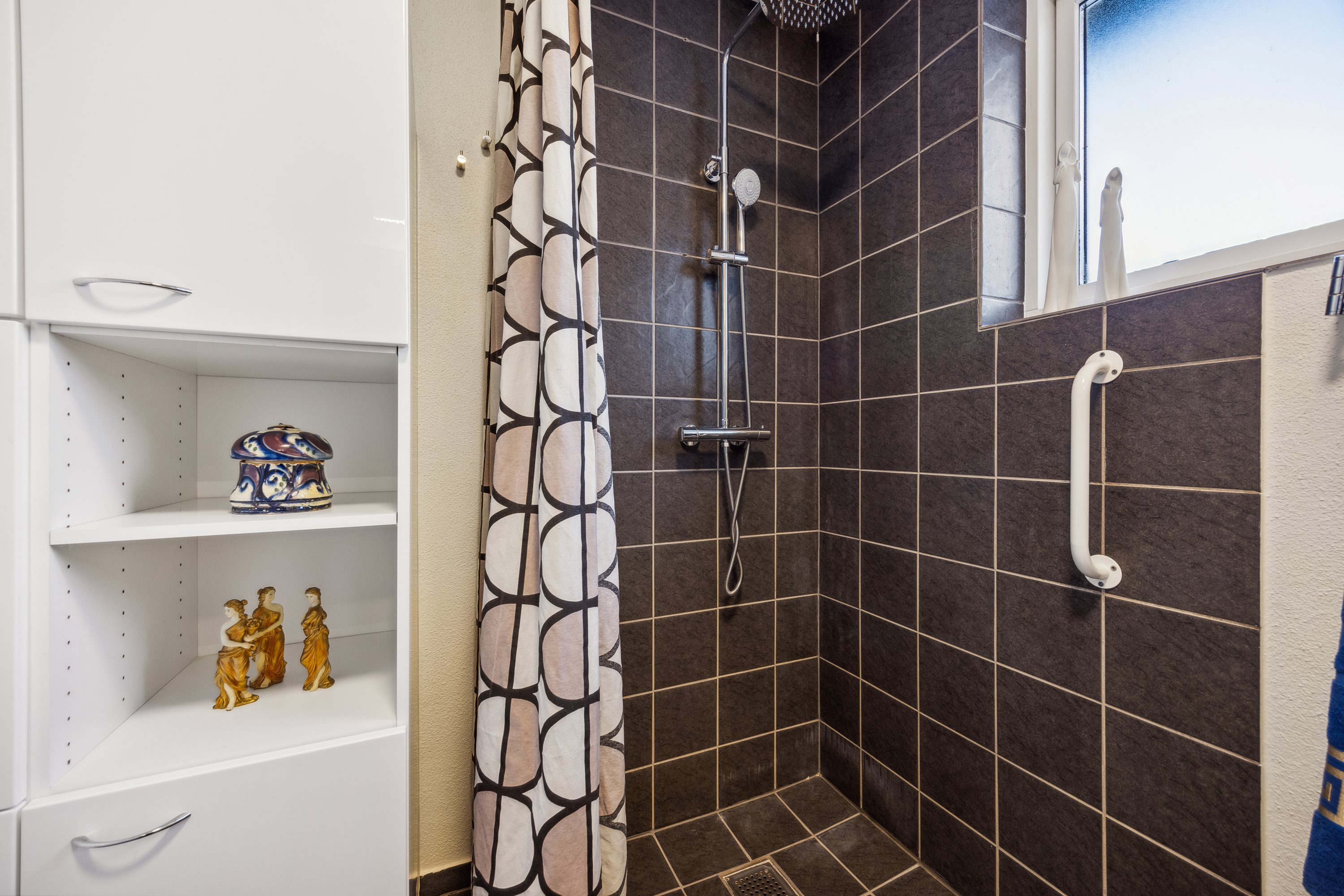 Fremhævet badeværelse billede i fuldskærmstilstand. Billede af Strandvejen 148, Hou, 9370 Hals