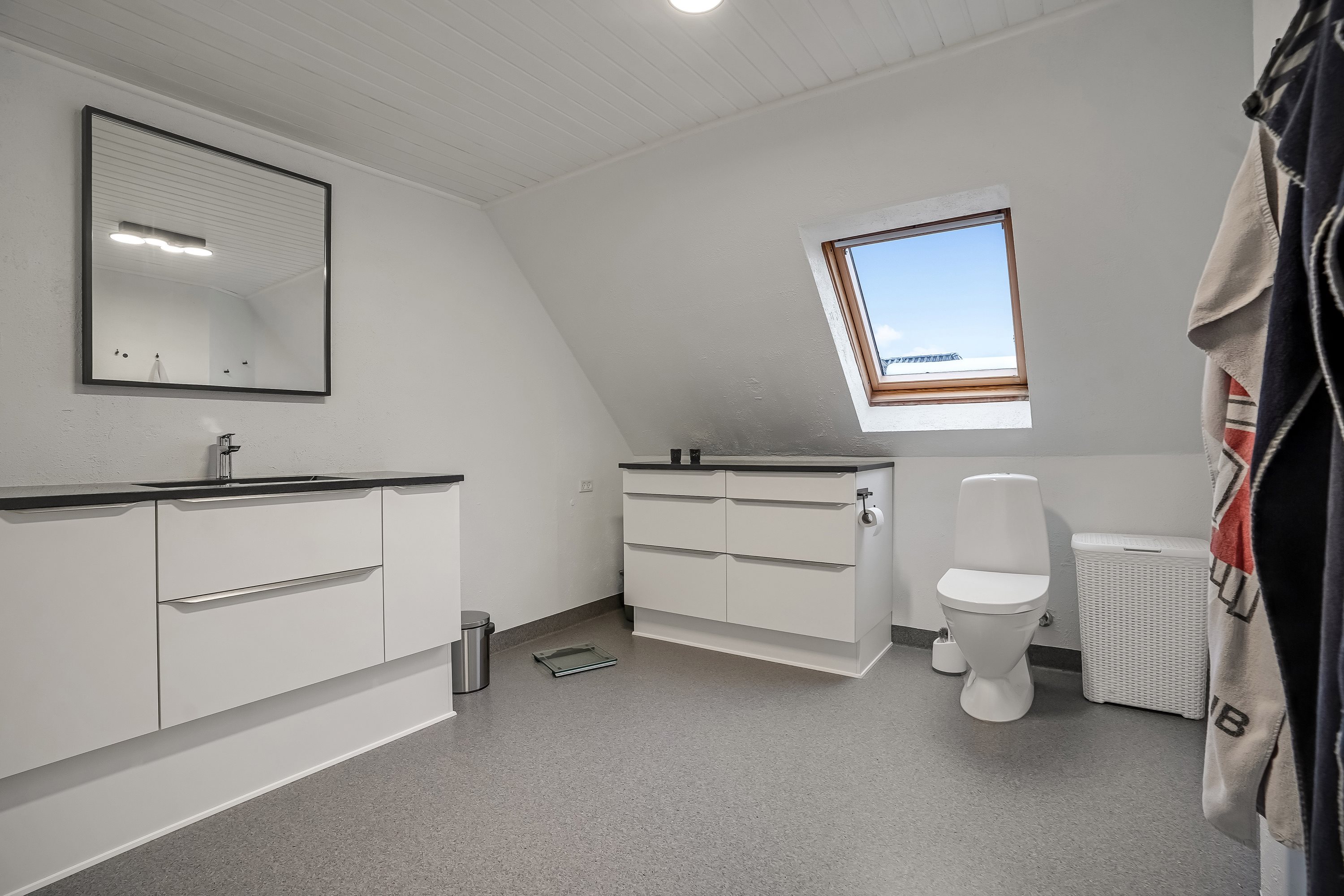 Fremhævet toilet billede i fuldskærmstilstand. Billede af Langgade 53, 7321 Gadbjerg