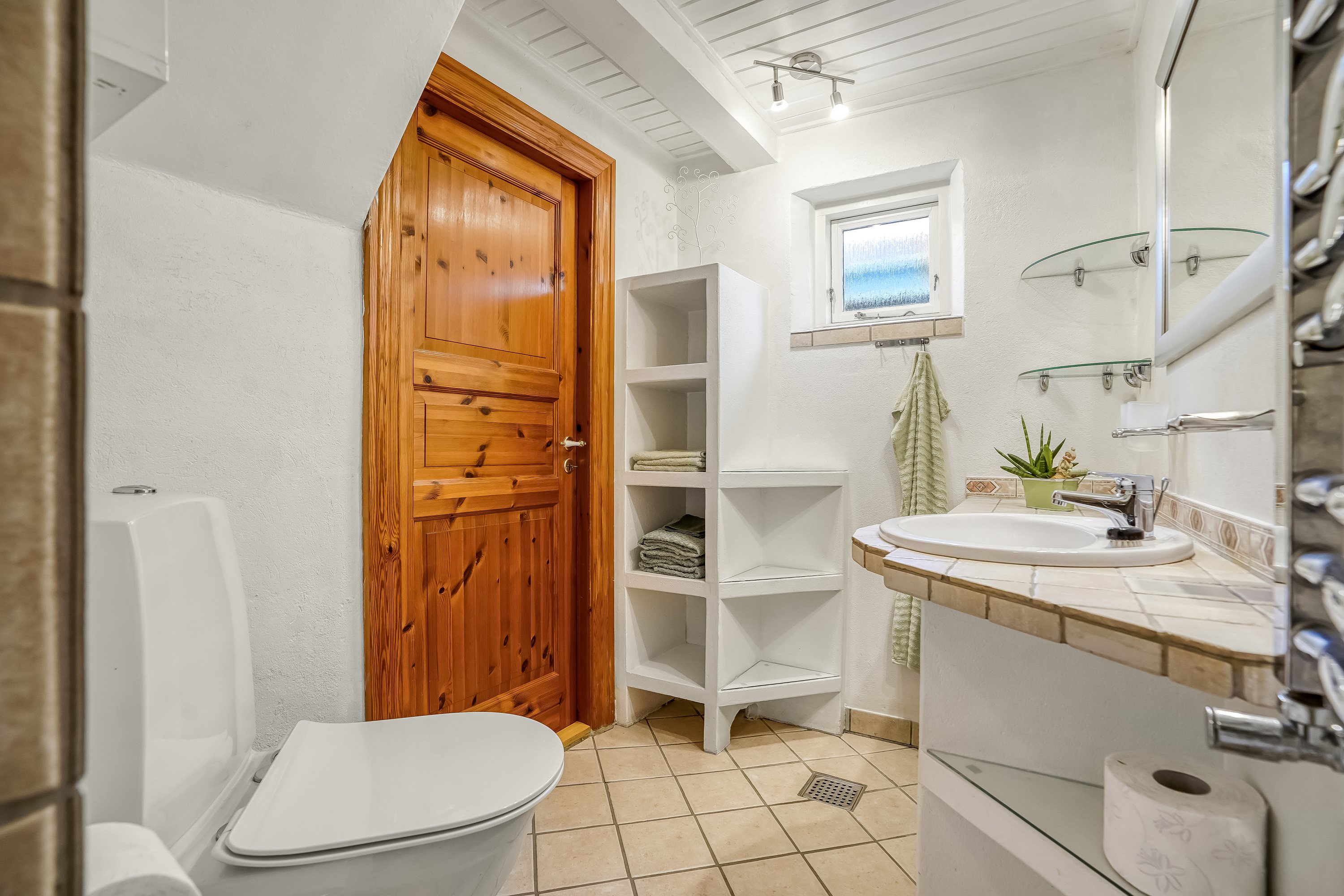 Fremhævet toilet billede i fuldskærmstilstand. Billede af Skovmøllevej 16, Ørbæk, 5400 Bogense