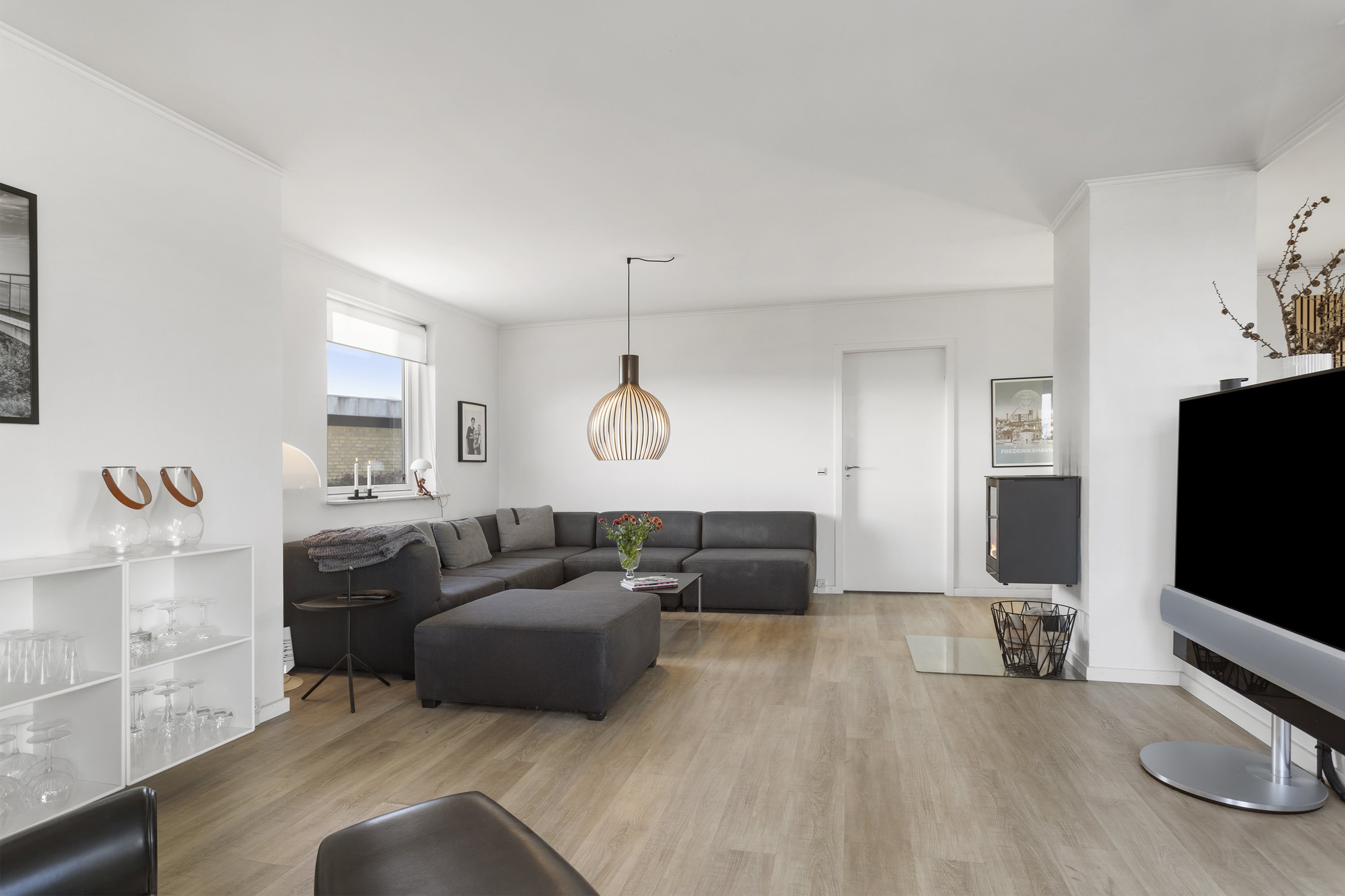 Fremhævet stue billede i fuldskærmstilstand. Billede af Tronderupvej 15, Kilden, 9900 Frederikshavn