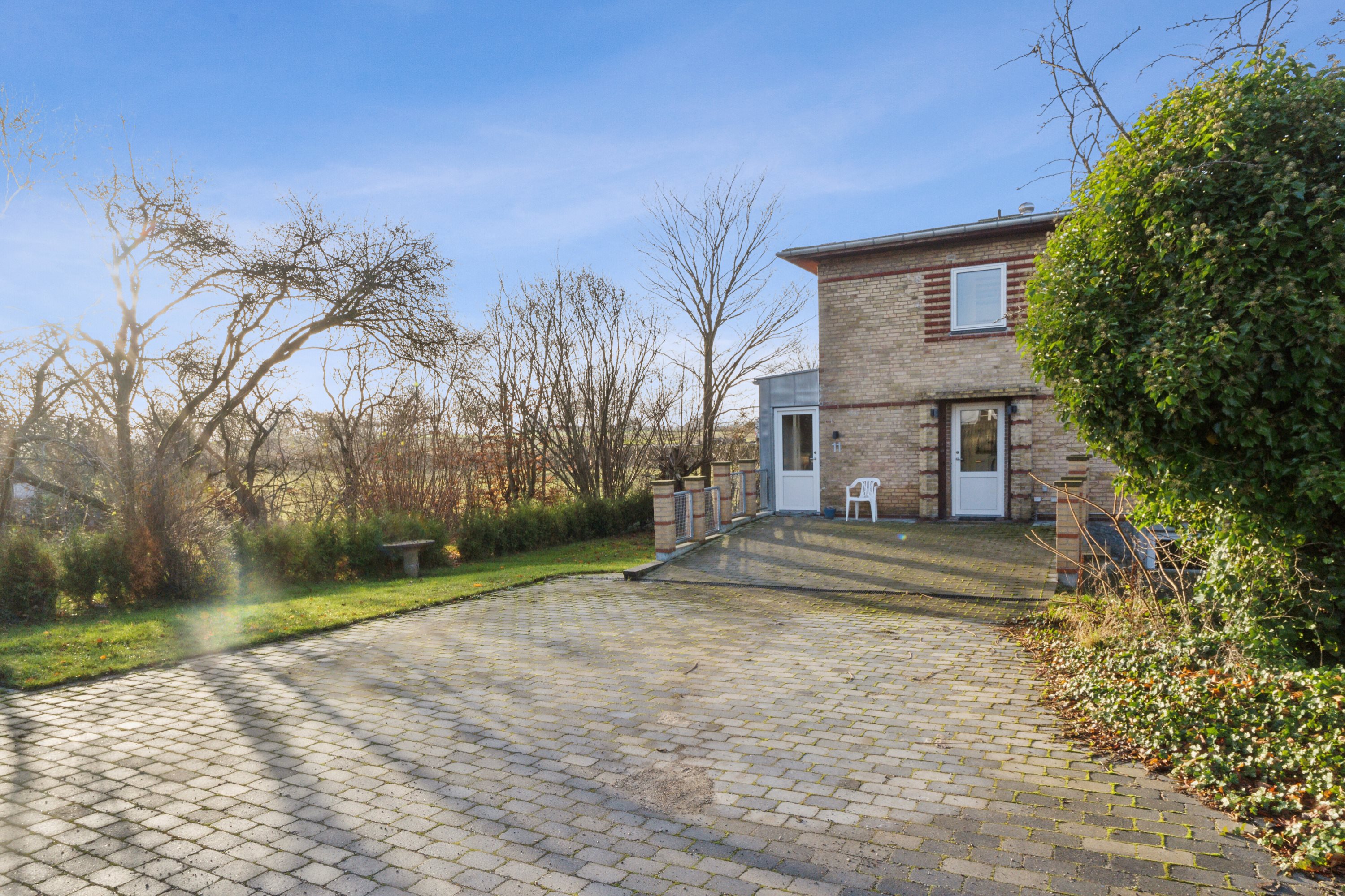 Fremhævet set fra vejen billede i fuldskærmstilstand. Billede af Lykkesholmvej 11B, Osted, 4320 Lejre