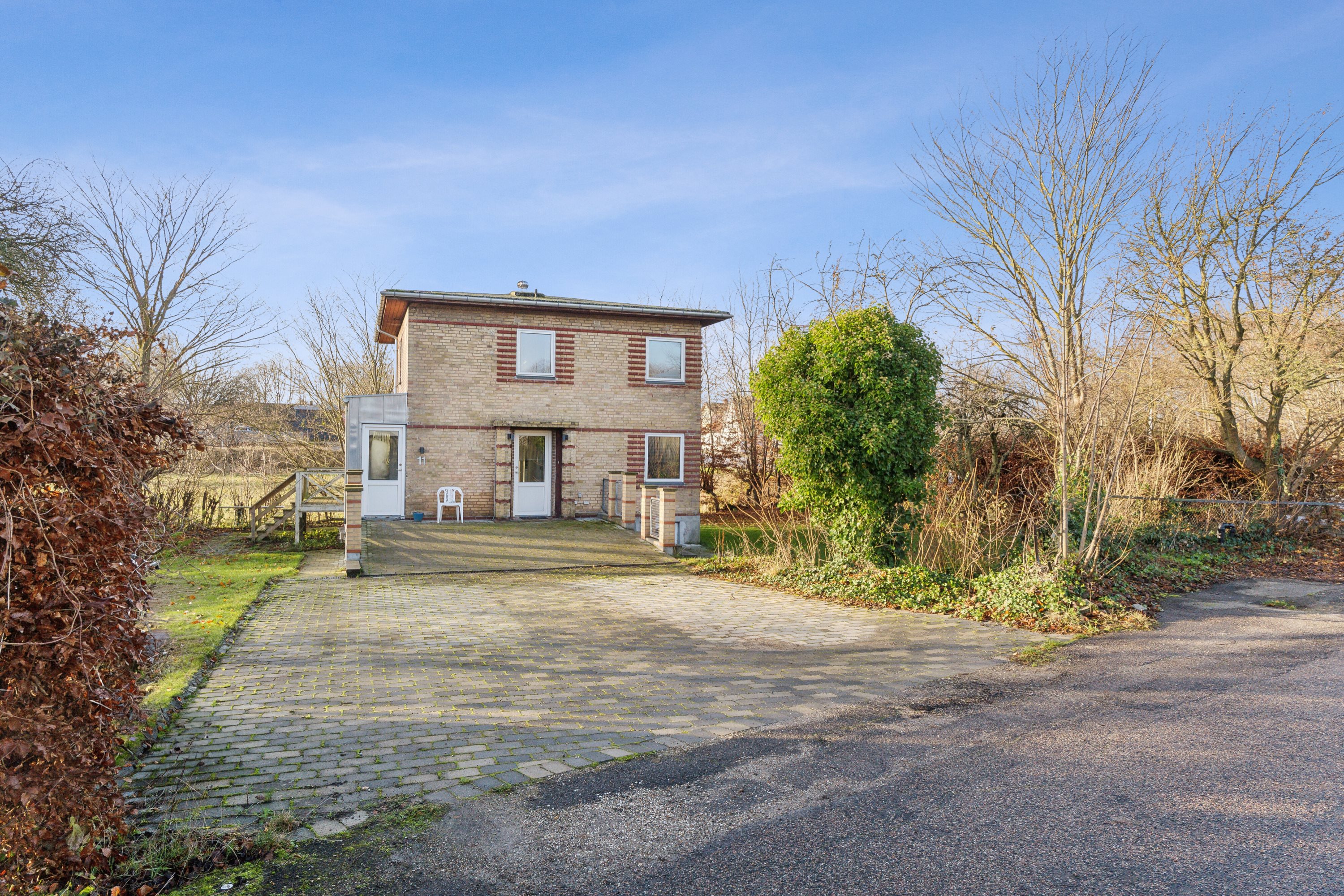 Miniaturebillede 1: set fra vejen. Billede af Lykkesholmvej 11B, Osted, 4320 Lejre