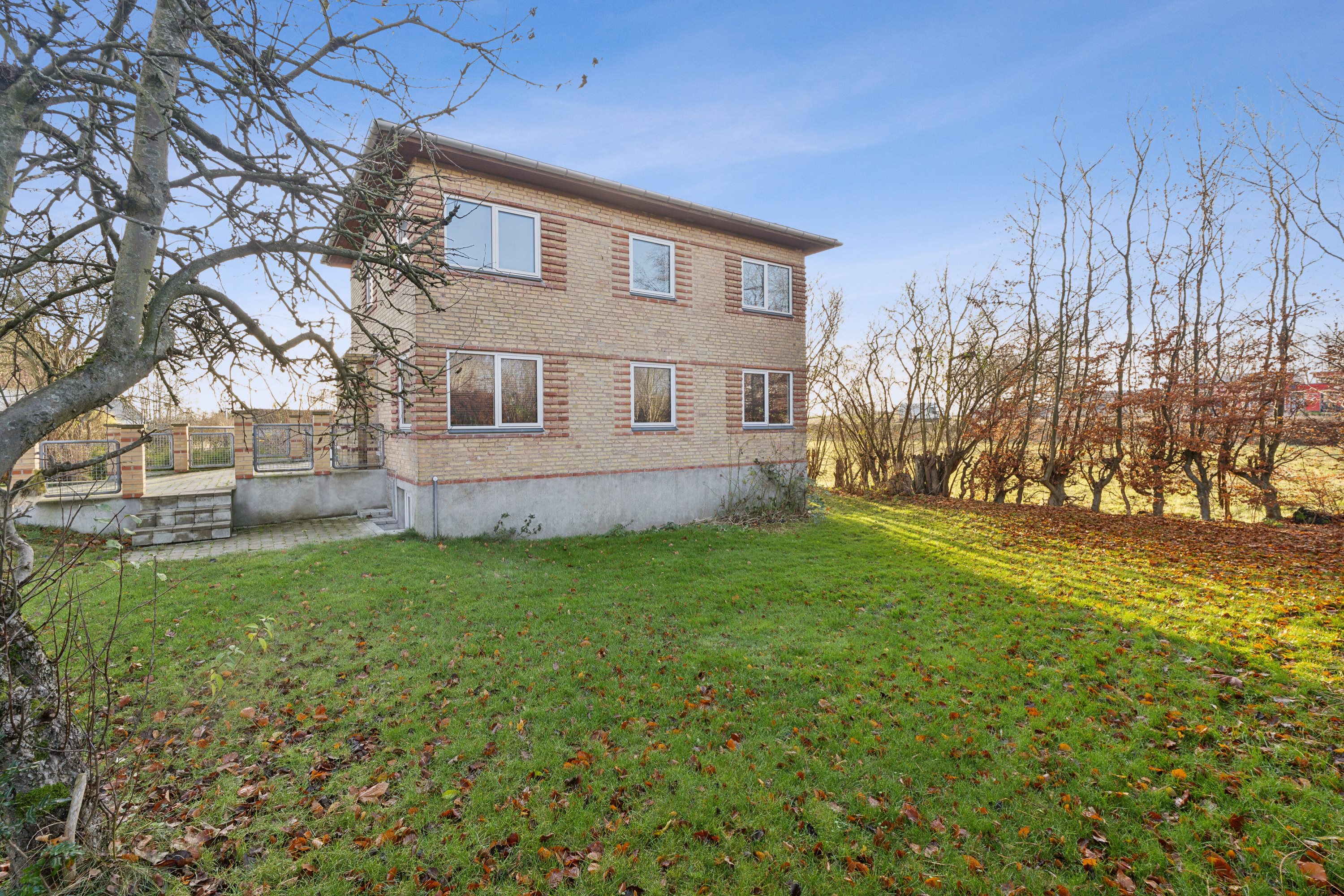 Fremhævet set fra haven billede i fuldskærmstilstand. Billede af Lykkesholmvej 11B, Osted, 4320 Lejre