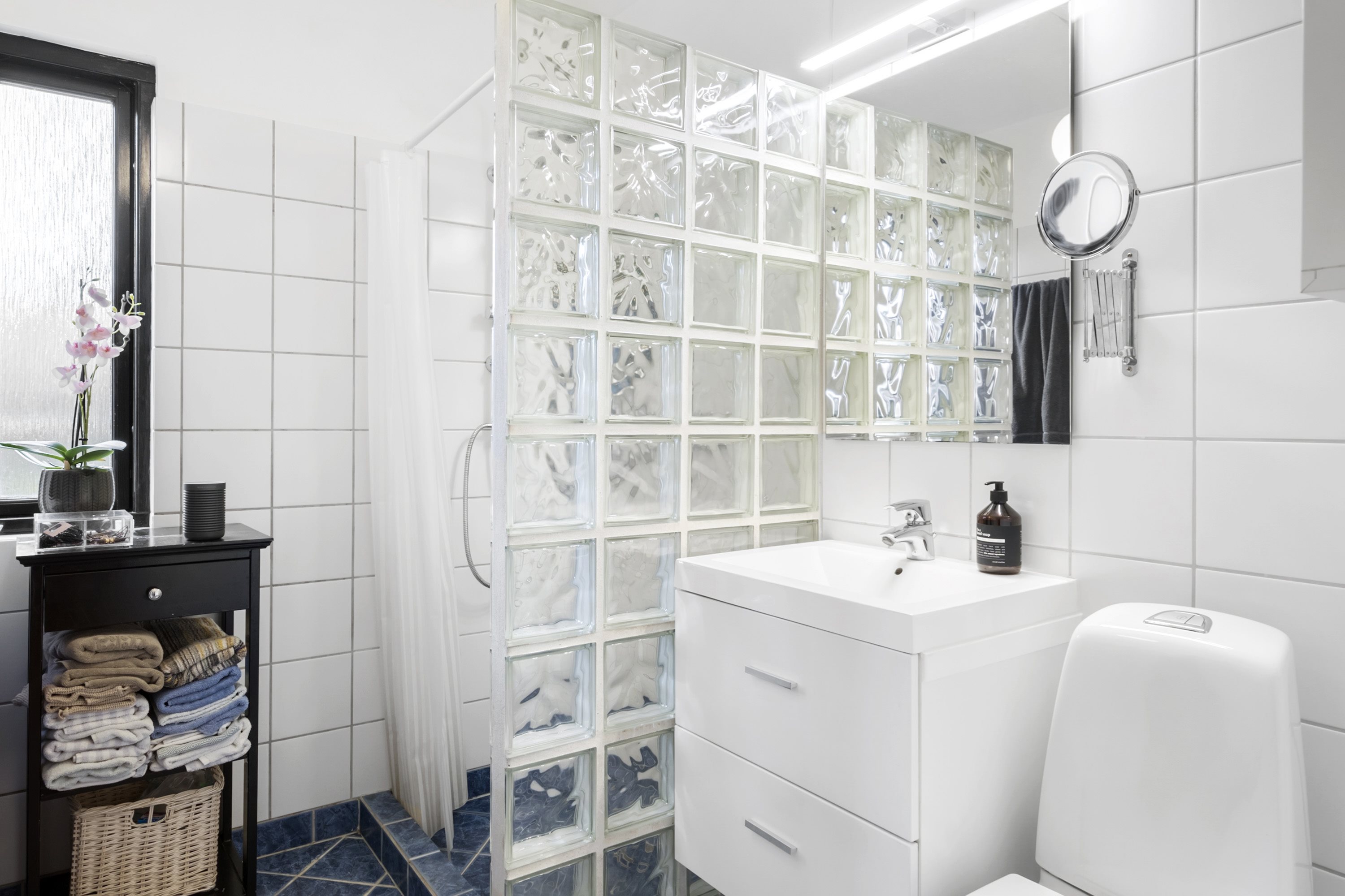 Fremhævet badeværelse billede i fuldskærmstilstand. Billede af Rudemarken 47, 2840 Holte