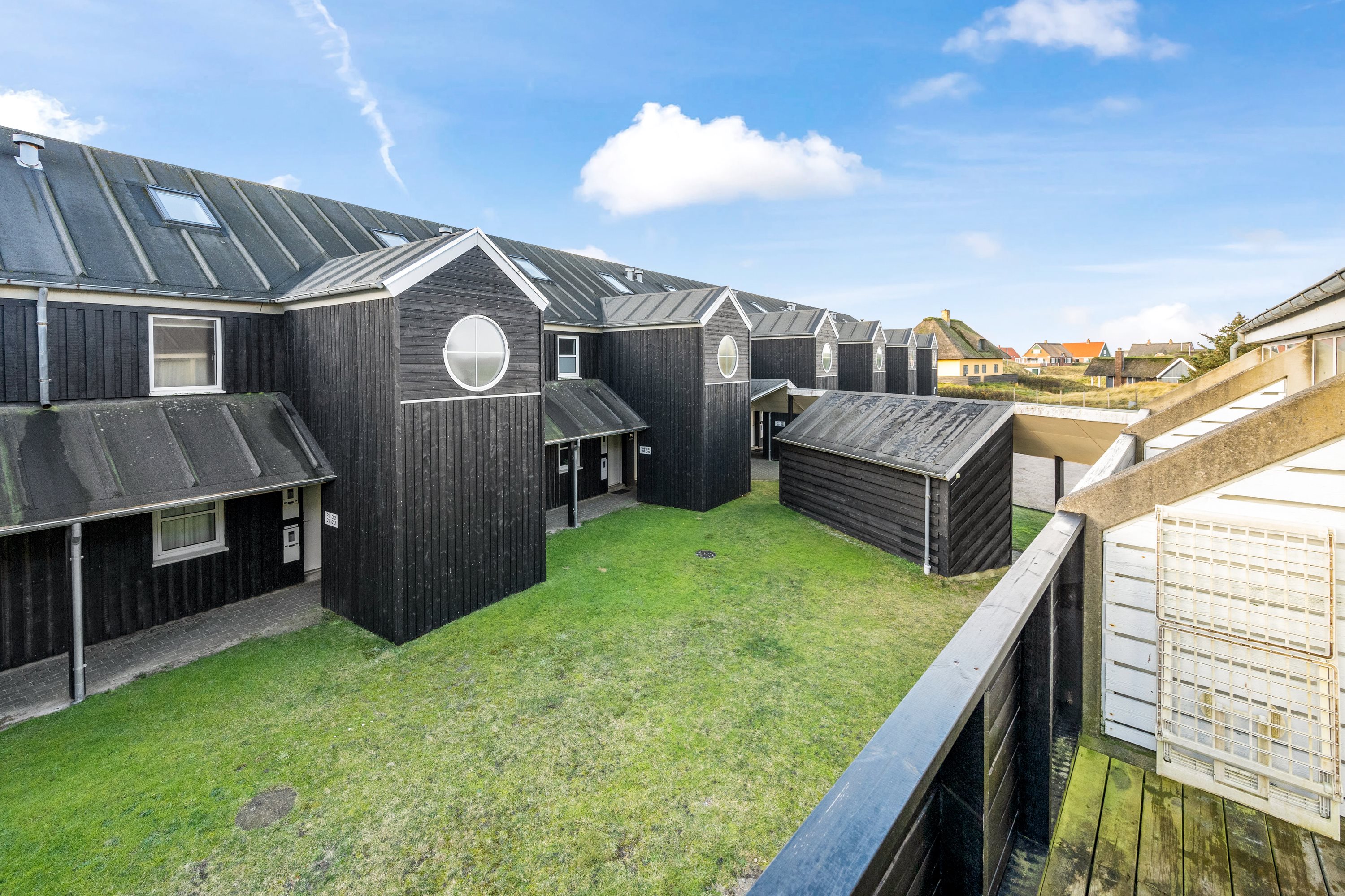 Fremhævet facade billede i fuldskærmstilstand. Billede af Golfvejen 2A, 1. 320., Fanø Bad, 6720 Fanø