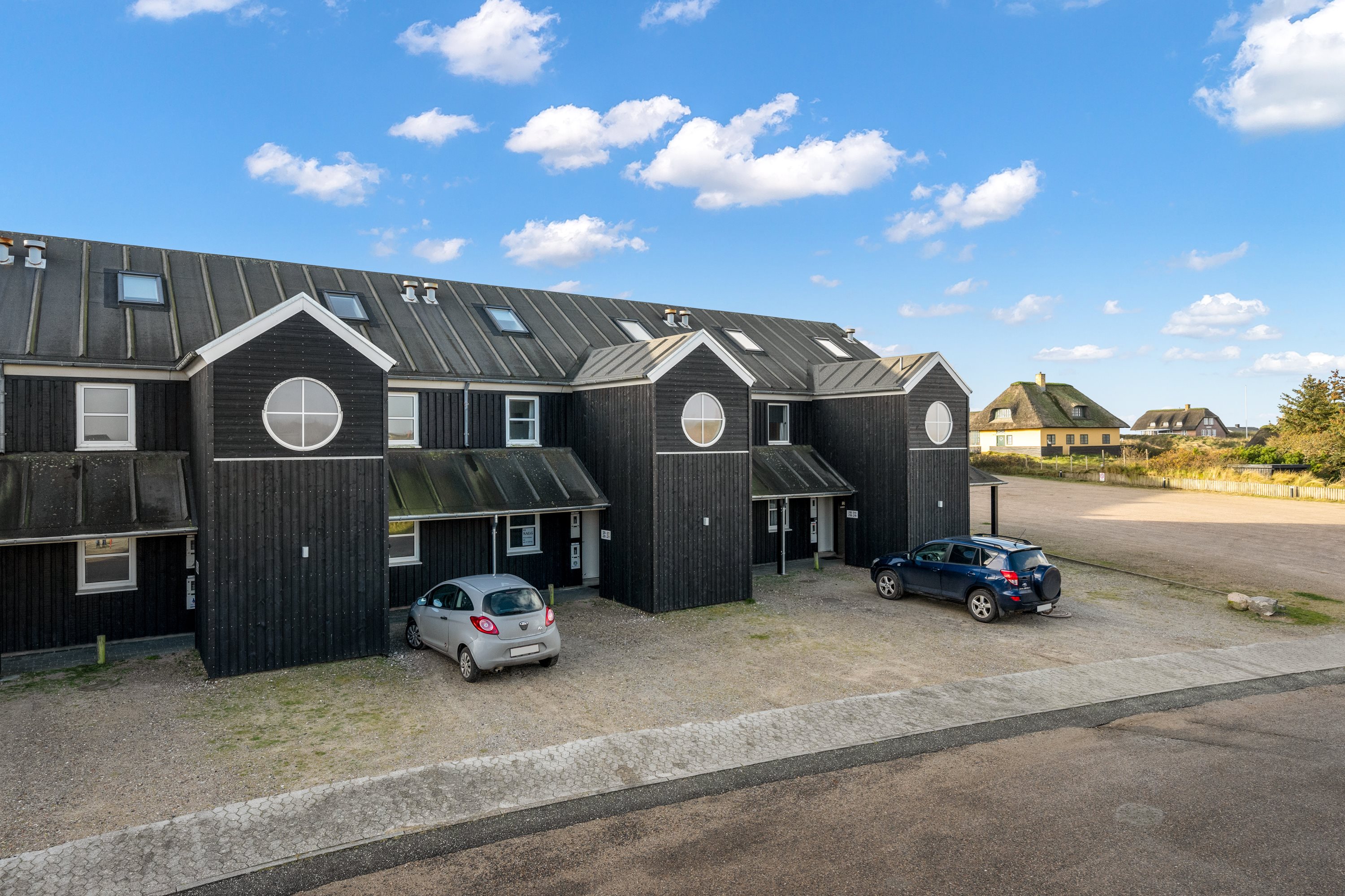 Miniaturebillede 1: facade. Billede af Golfvejen 2A, 1. 320., Fanø Bad, 6720 Fanø