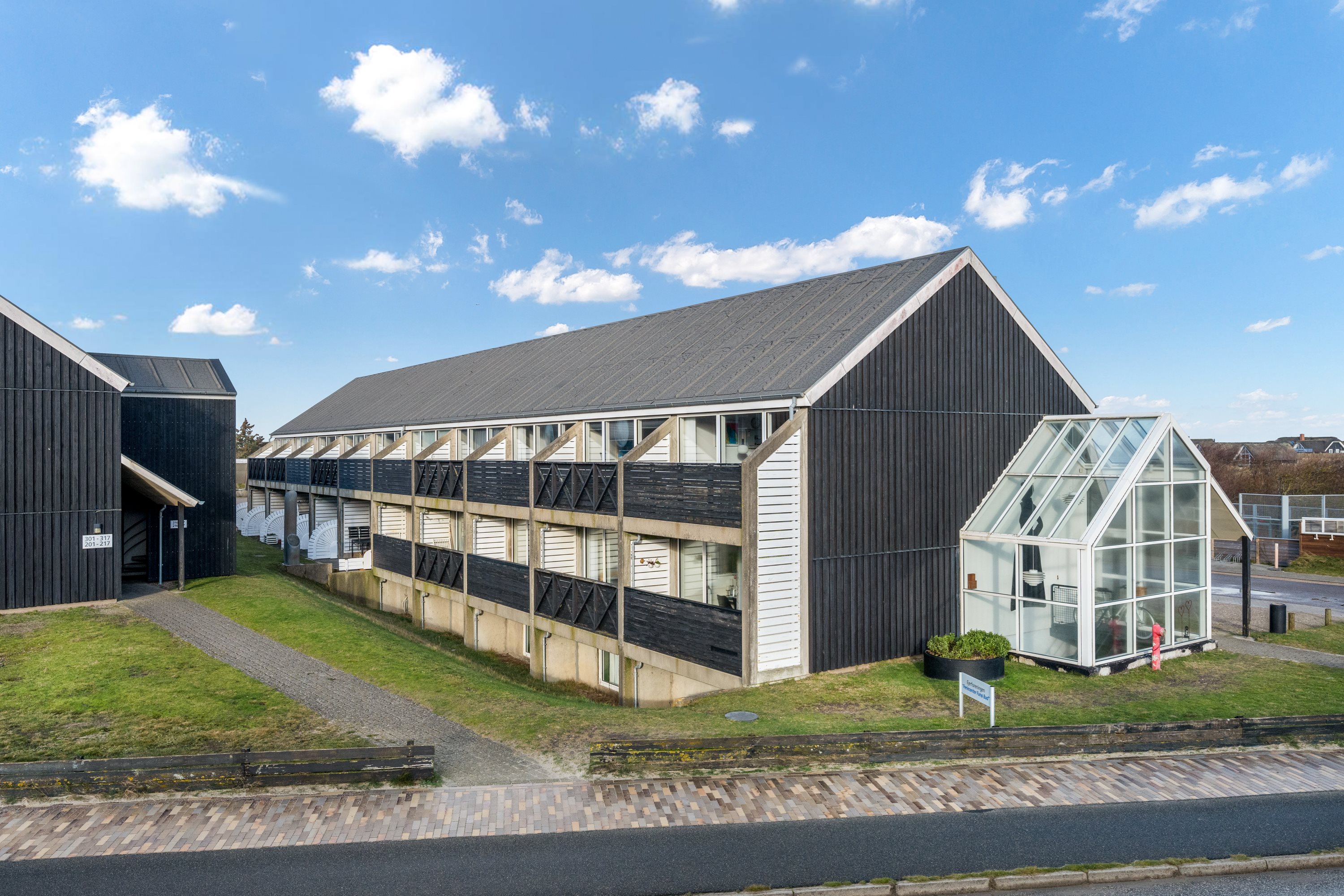 Fremhævet facade billede i fuldskærmstilstand. Billede af Golfvejen 2A, 1. 320., Fanø Bad, 6720 Fanø