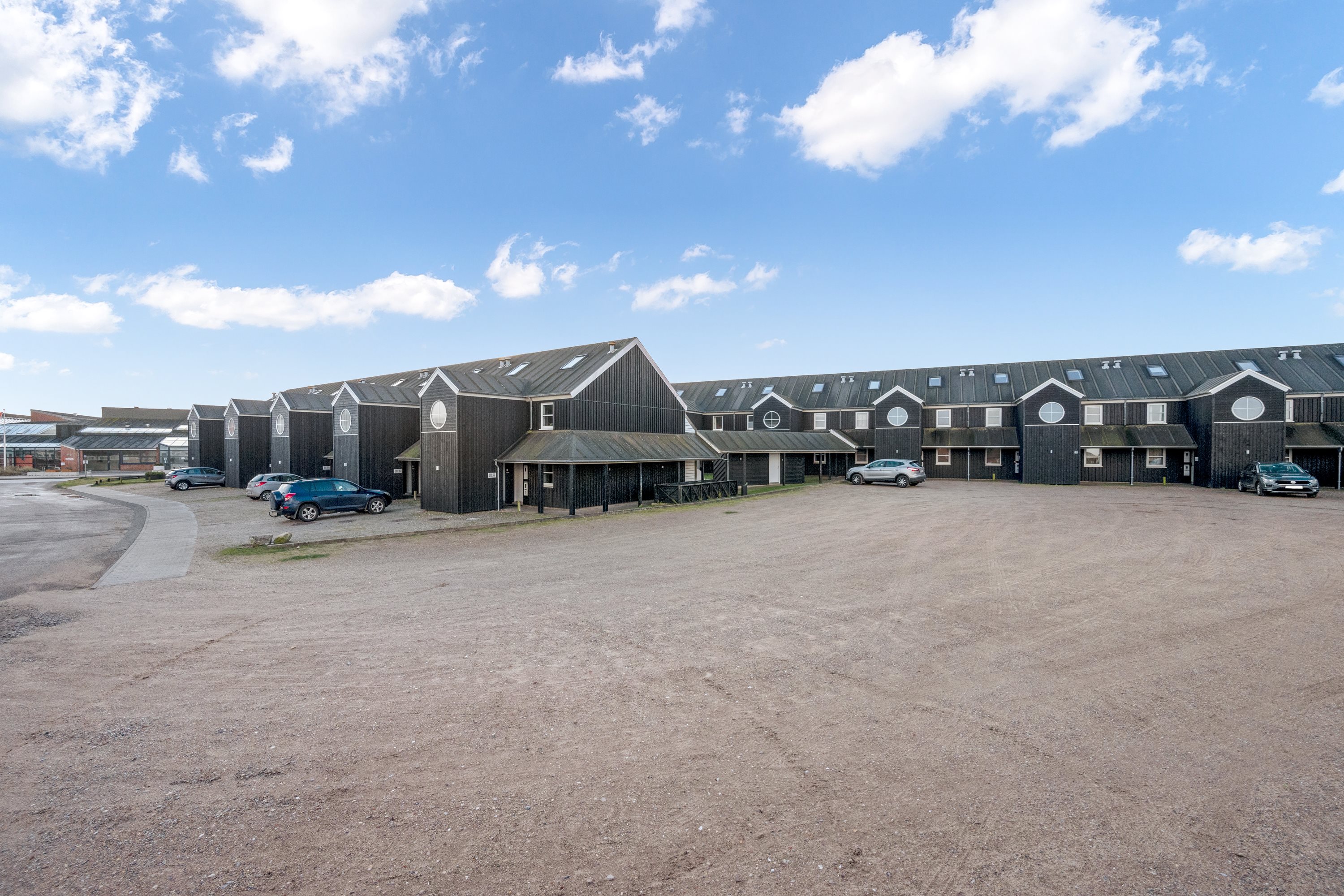 Fremhævet facade billede i fuldskærmstilstand. Billede af Golfvejen 2A, 1. 320., Fanø Bad, 6720 Fanø