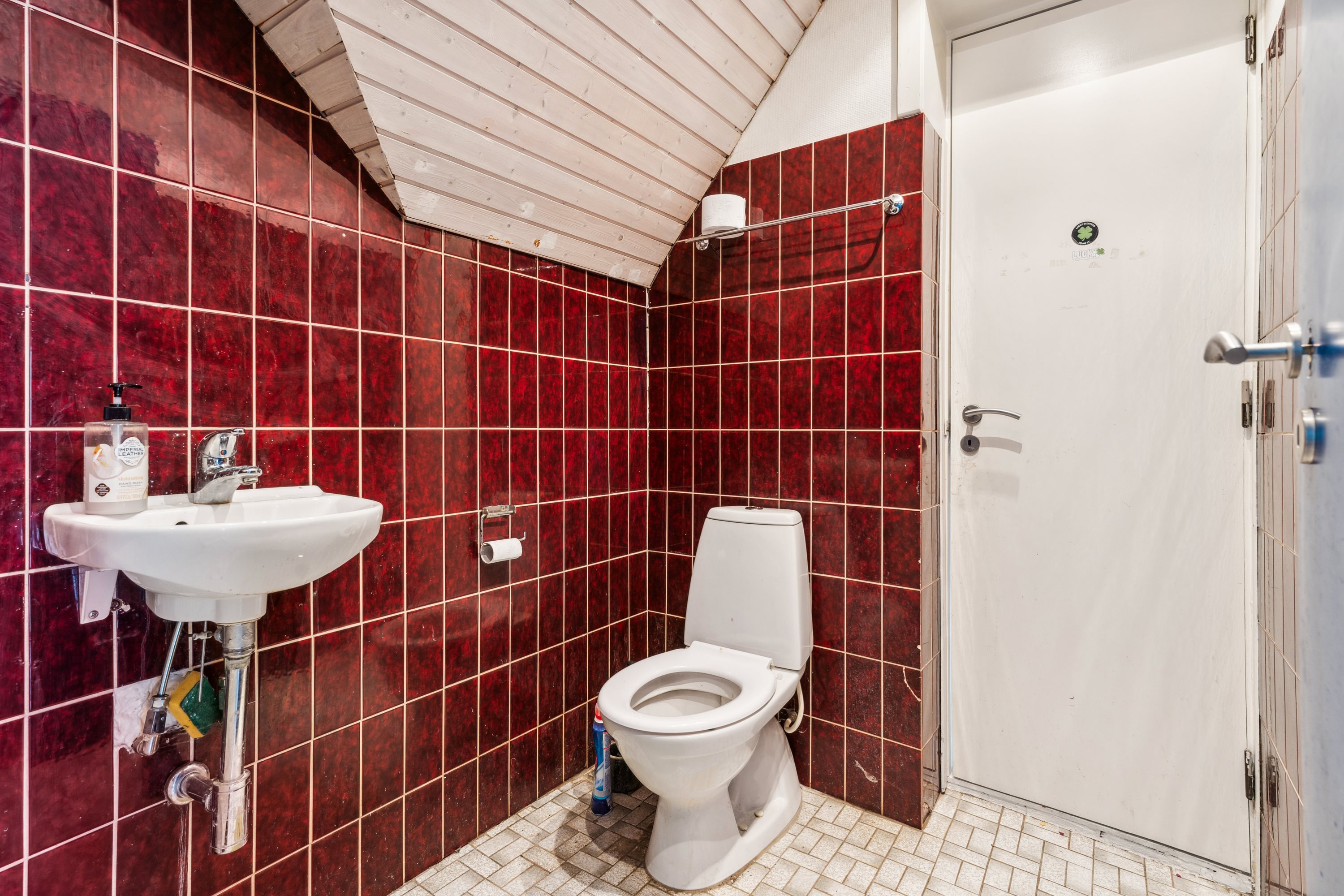 Fremhævet badeværelse billede i fuldskærmstilstand. Billede af Skolevangen 8, 8860 Ulstrup