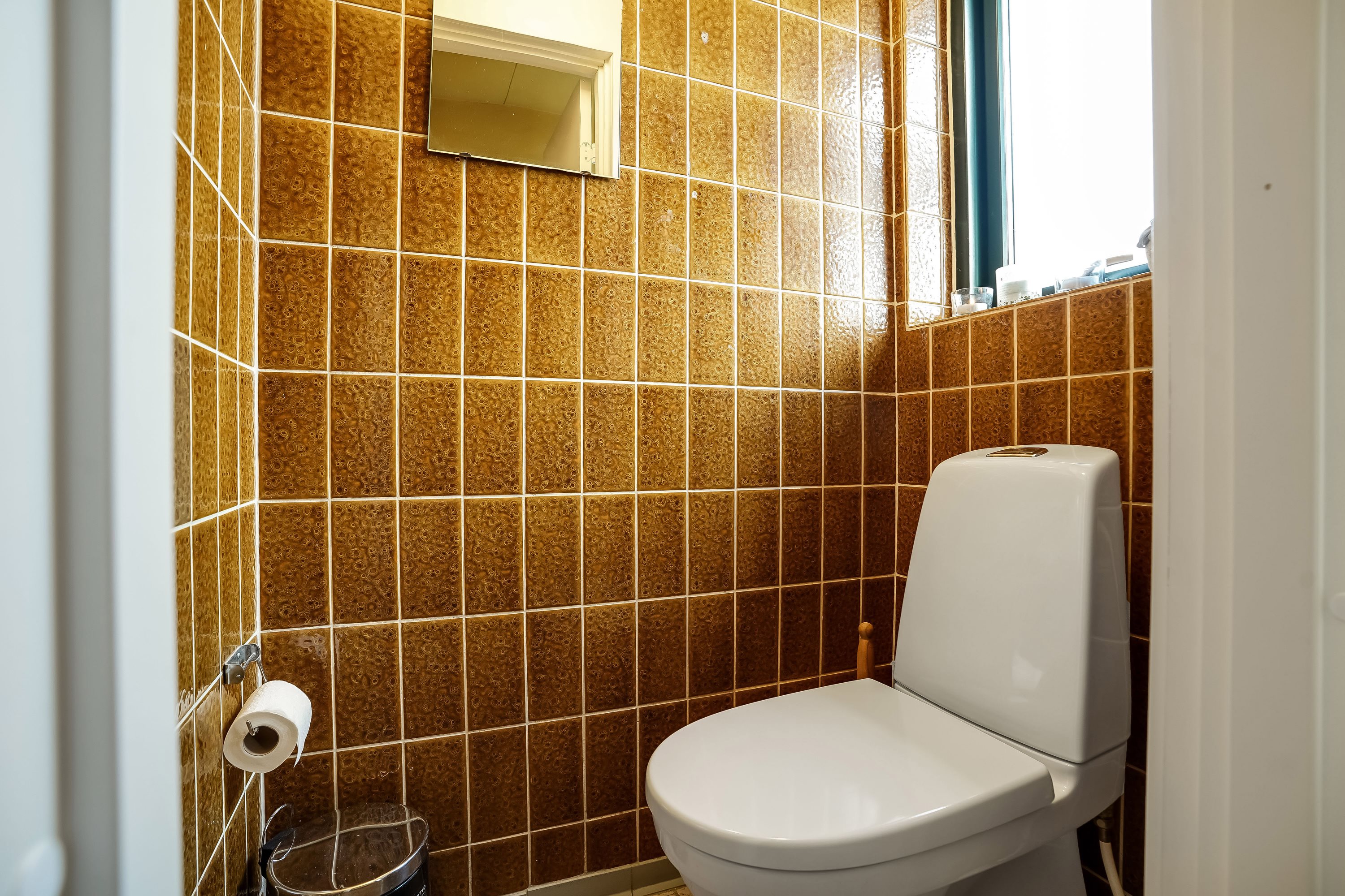 Fremhævet toilet billede i fuldskærmstilstand. Billede af Langgade 53, 7321 Gadbjerg