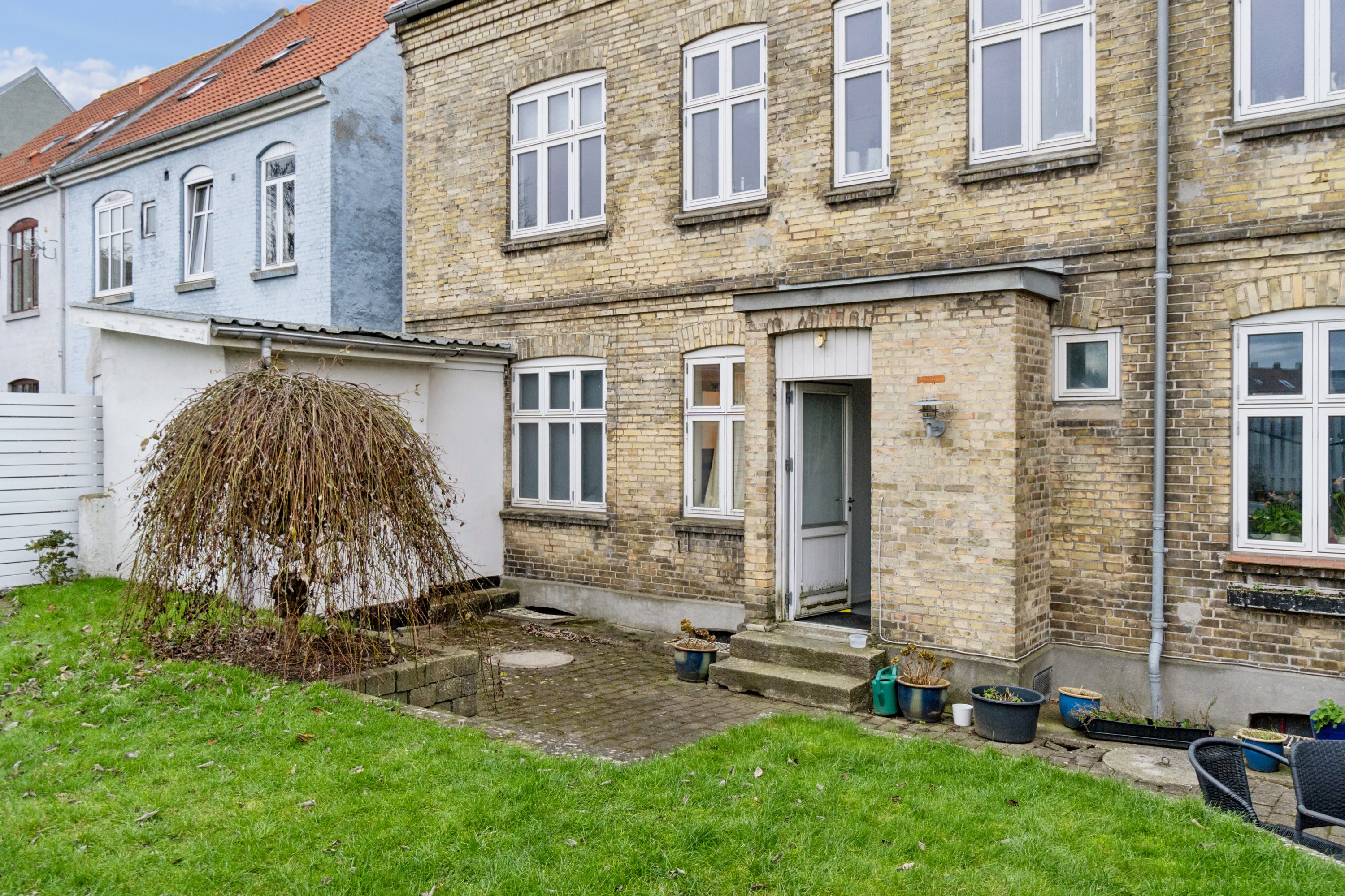 Miniaturebillede 1: set fra haven. Billede af Sdr.Stationsvej 22, st.. th., 4200 Slagelse