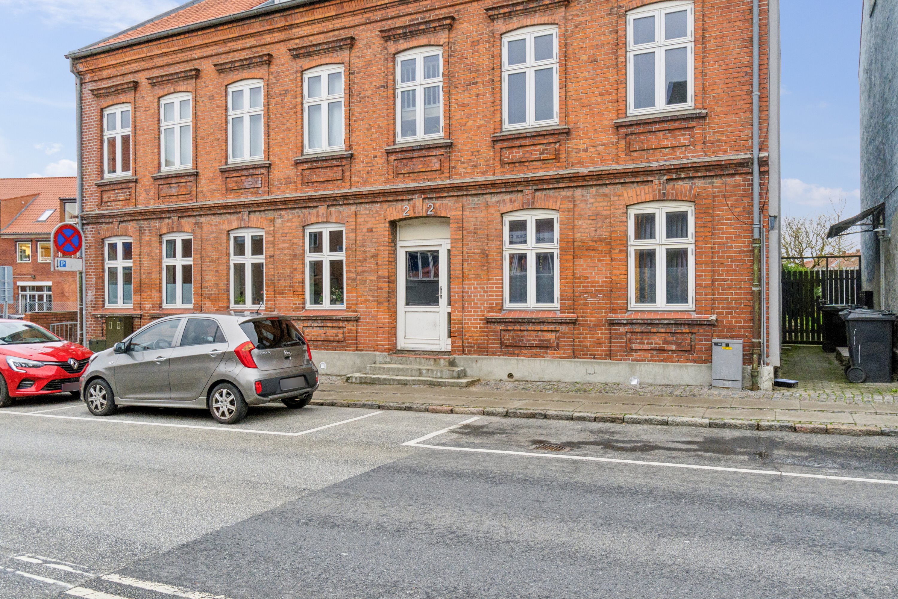 Fremhævet set fra vejen billede i fuldskærmstilstand. Billede af Sdr.Stationsvej 22, st.. th., 4200 Slagelse