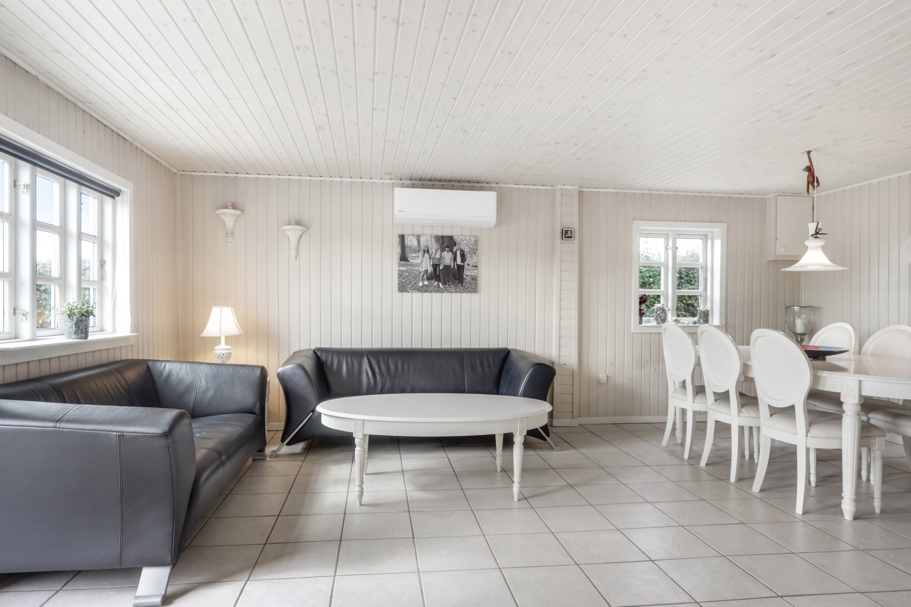 Fremhævet stue billede i fuldskærmstilstand. Billede af Solskinsvej 1, Jørgensø Strand, 5450 Otterup