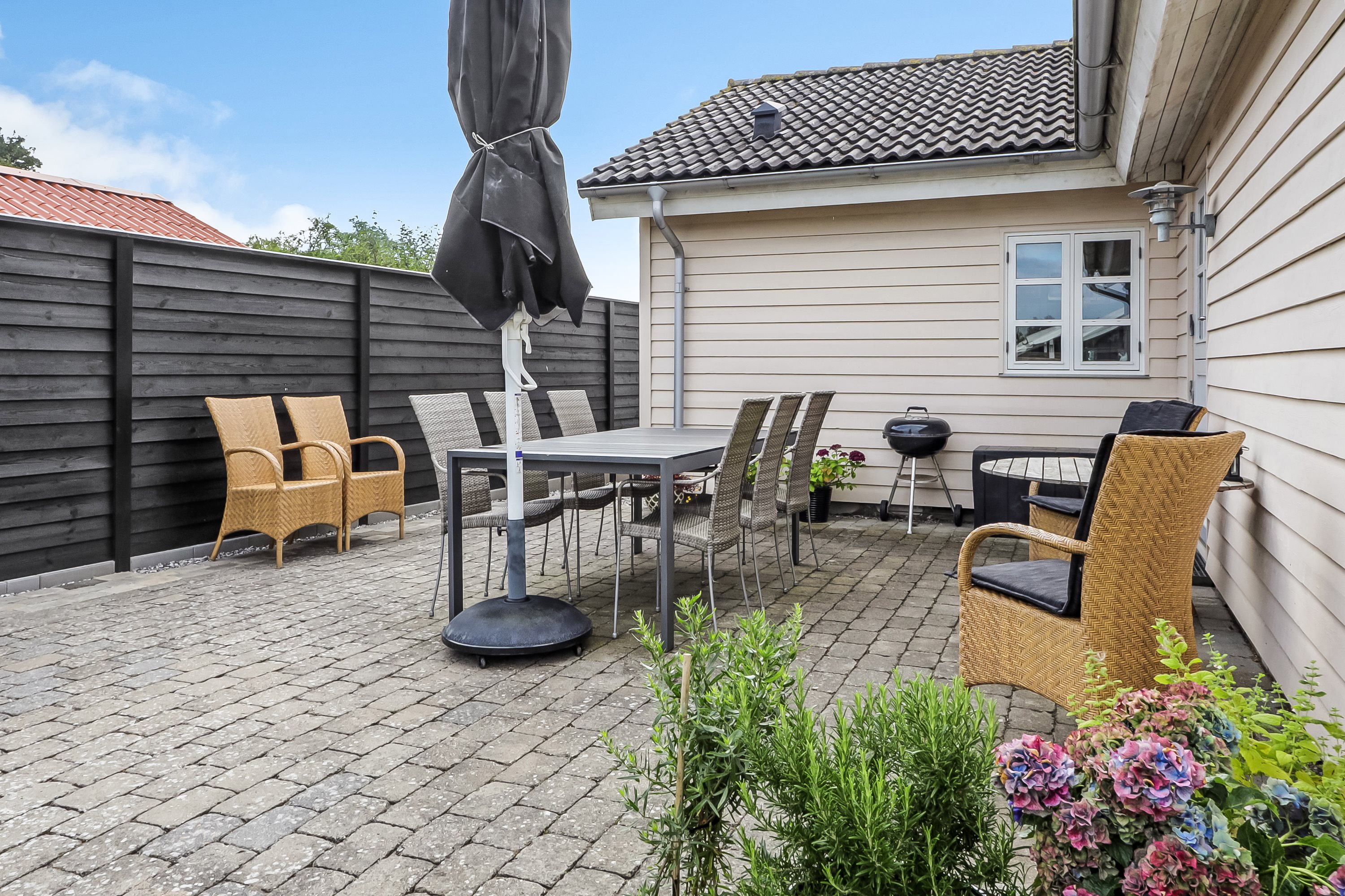 Fremhævet terrasse billede i fuldskærmstilstand. Billede af Solskinsvej 1, Jørgensø Strand, 5450 Otterup