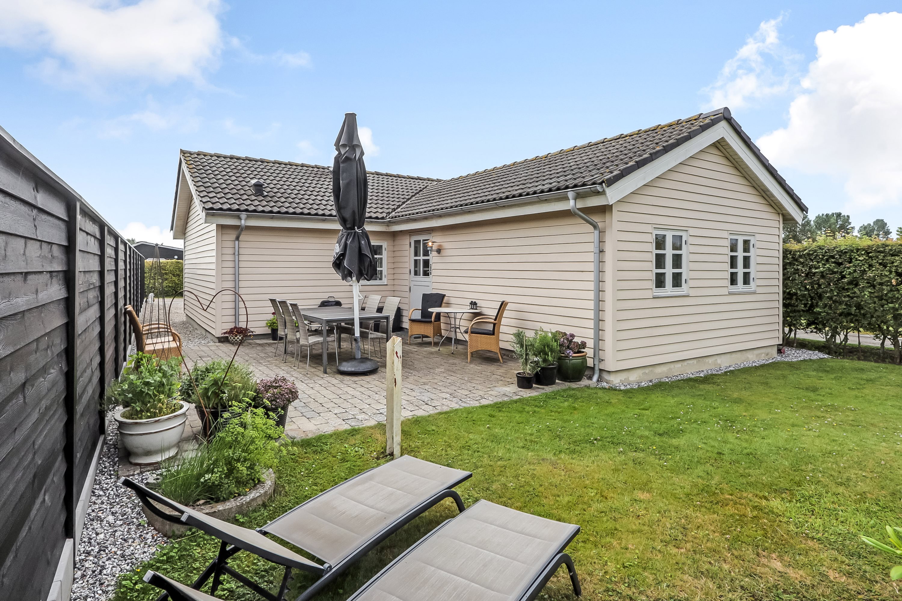Fremhævet terrasse billede i fuldskærmstilstand. Billede af Solskinsvej 1, Jørgensø Strand, 5450 Otterup