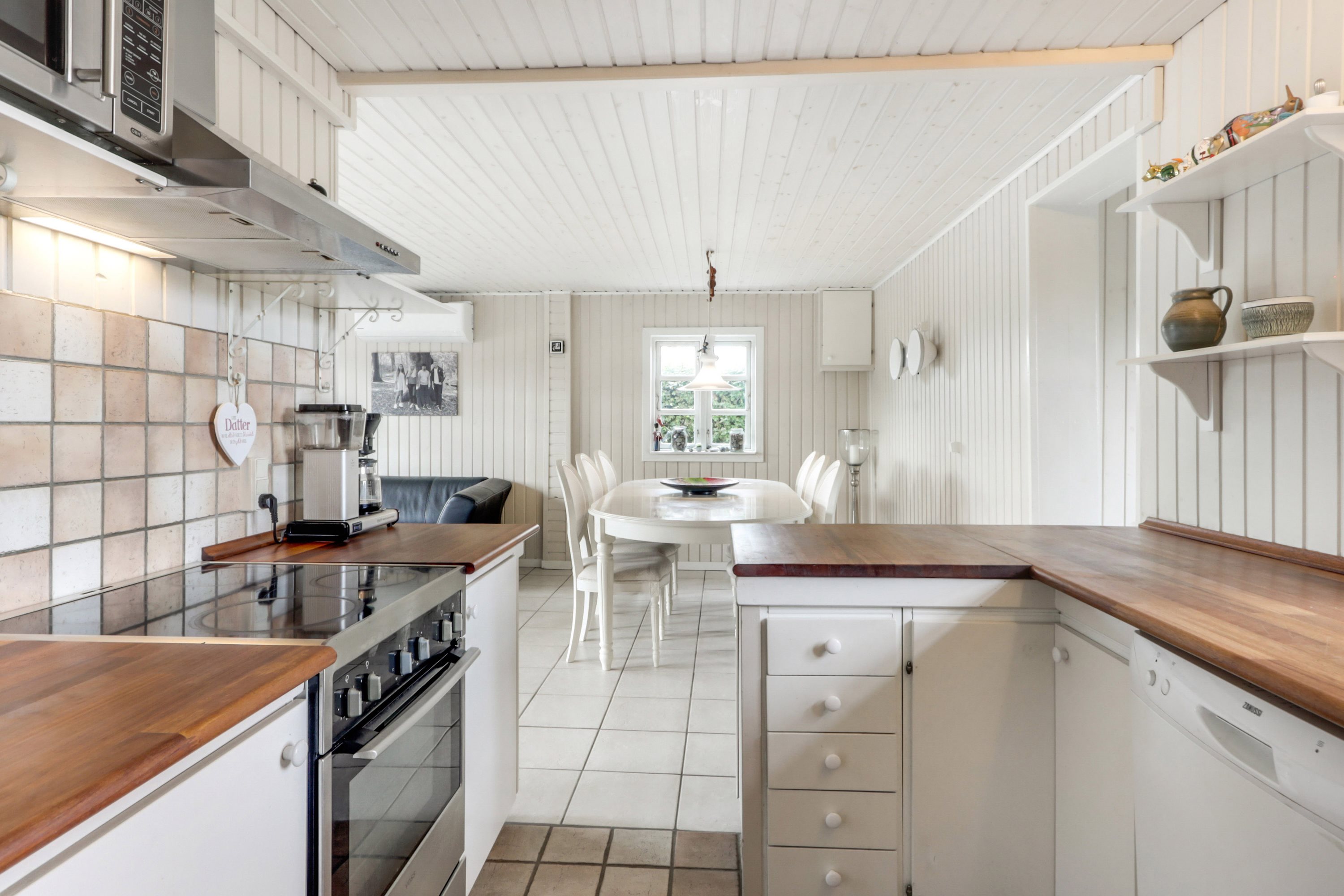 Fremhævet køkken billede i fuldskærmstilstand. Billede af Solskinsvej 1, Jørgensø Strand, 5450 Otterup