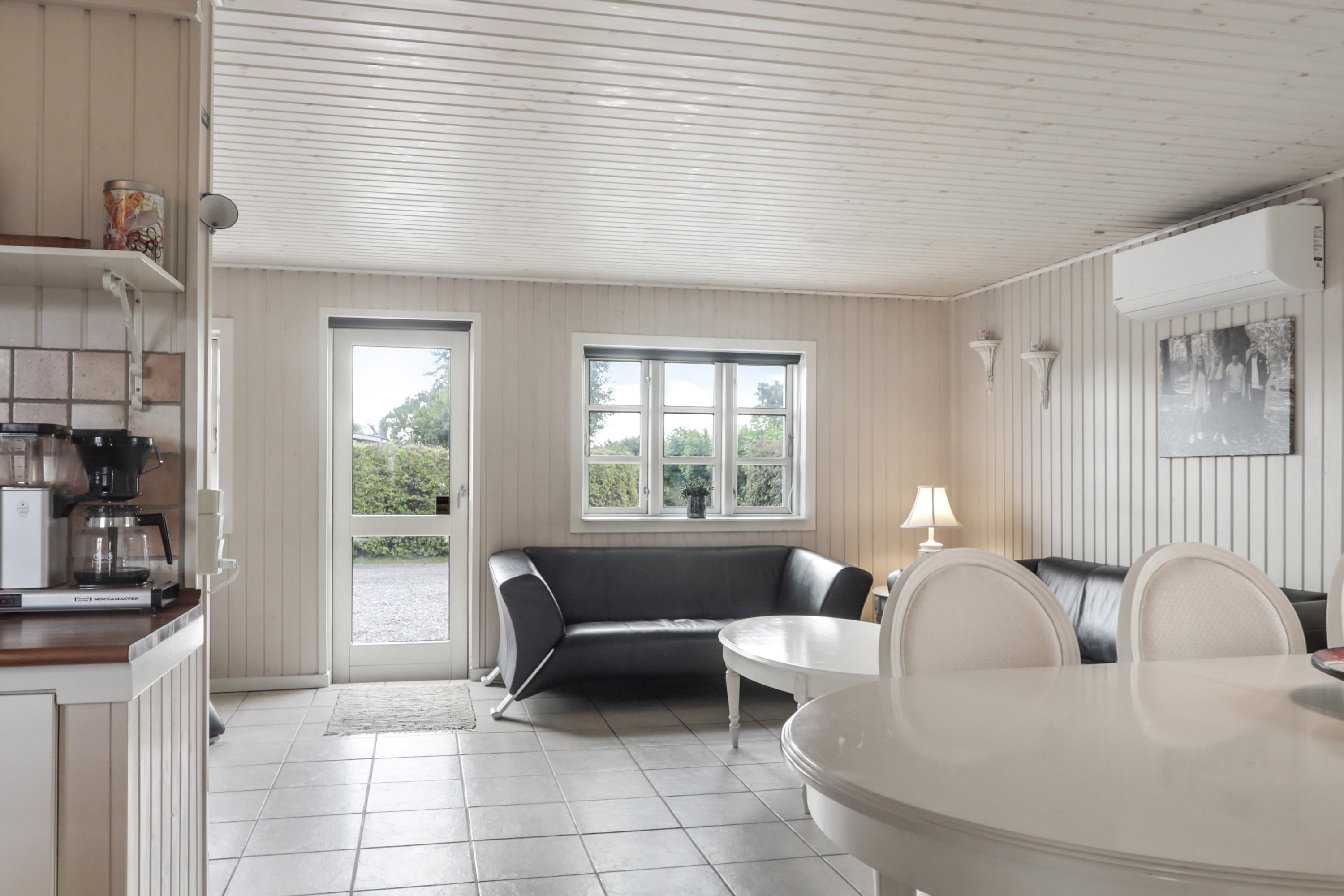 Fremhævet stue billede i fuldskærmstilstand. Billede af Solskinsvej 1, Jørgensø Strand, 5450 Otterup