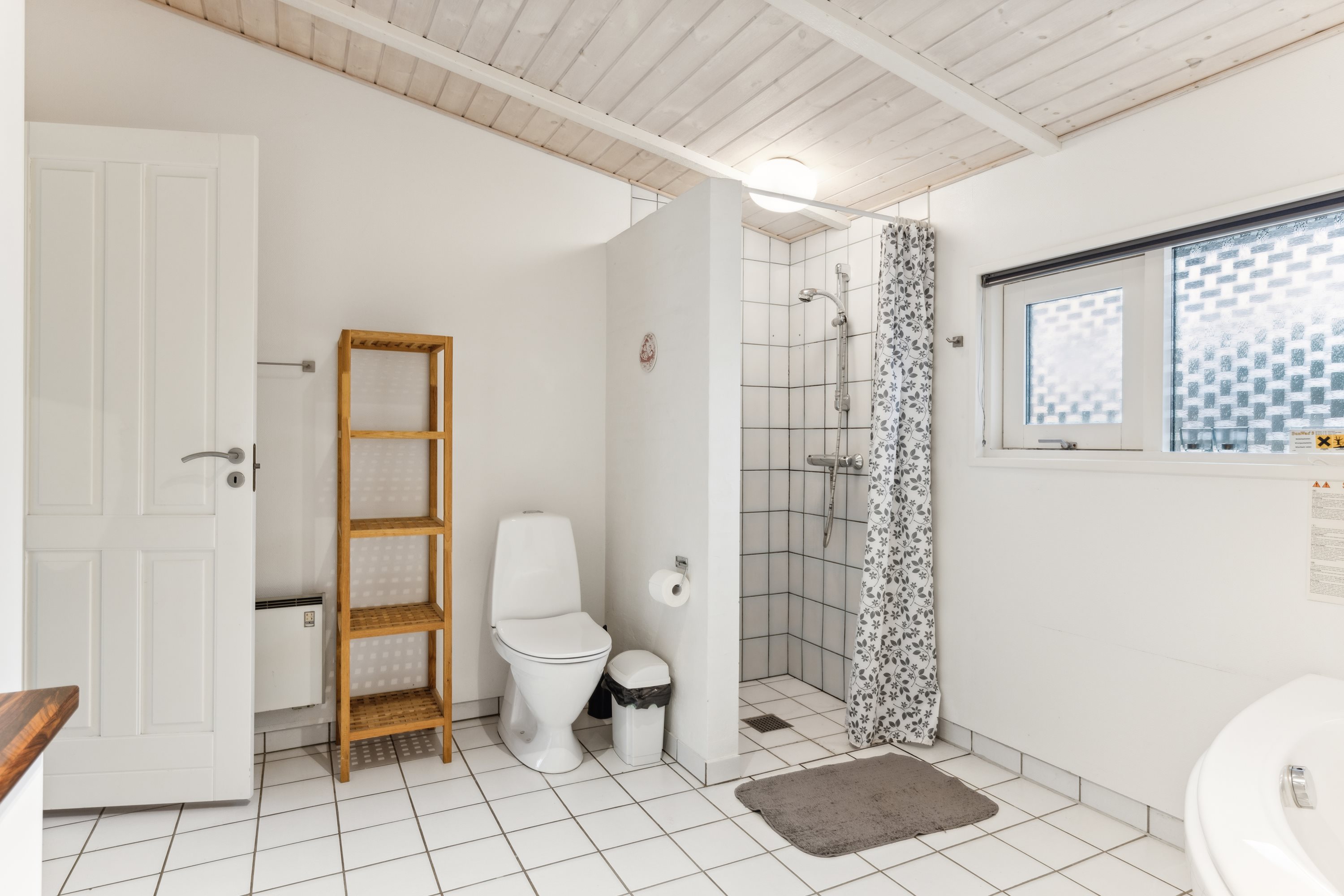 Fremhævet badeværelse billede i fuldskærmstilstand. Billede af Kalvehavestien 13, Fjellerup Strand, 8585 Glesborg