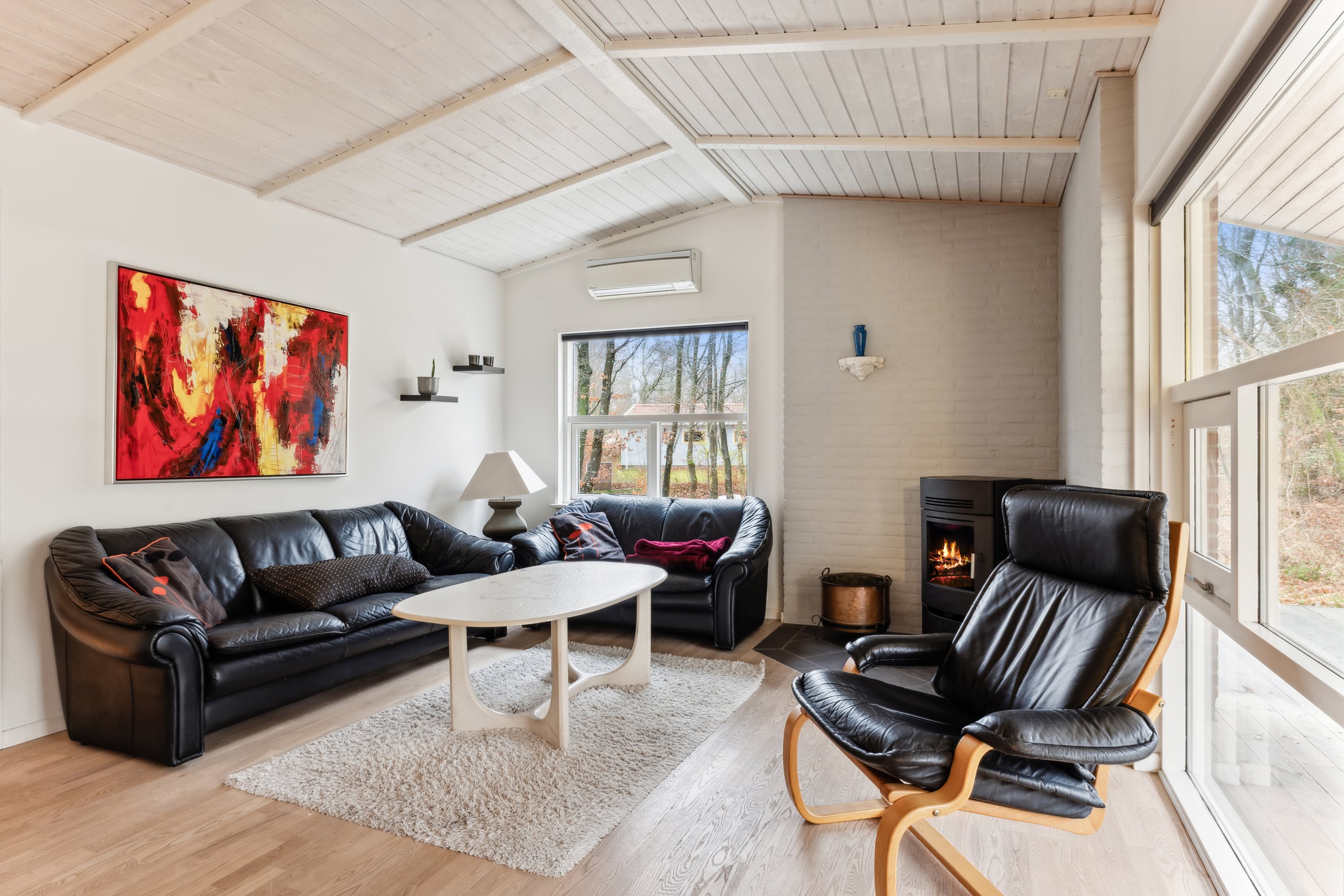 Fremhævet stue billede i fuldskærmstilstand. Billede af Kalvehavestien 13, Fjellerup Strand, 8585 Glesborg