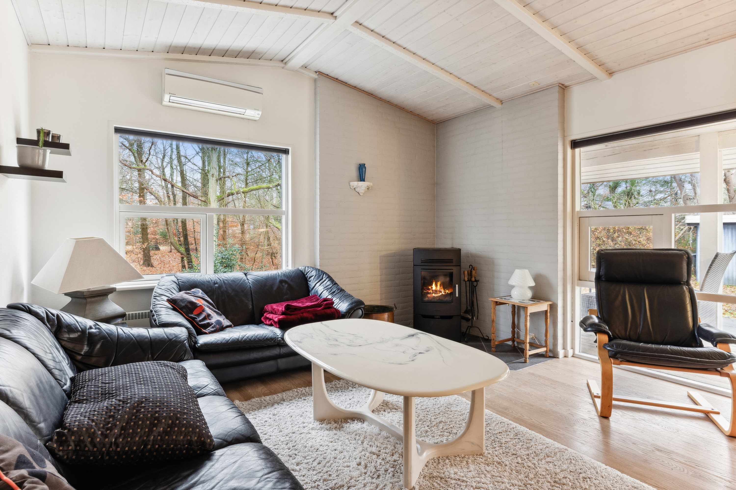 Fremhævet stue billede i fuldskærmstilstand. Billede af Kalvehavestien 13, Fjellerup Strand, 8585 Glesborg