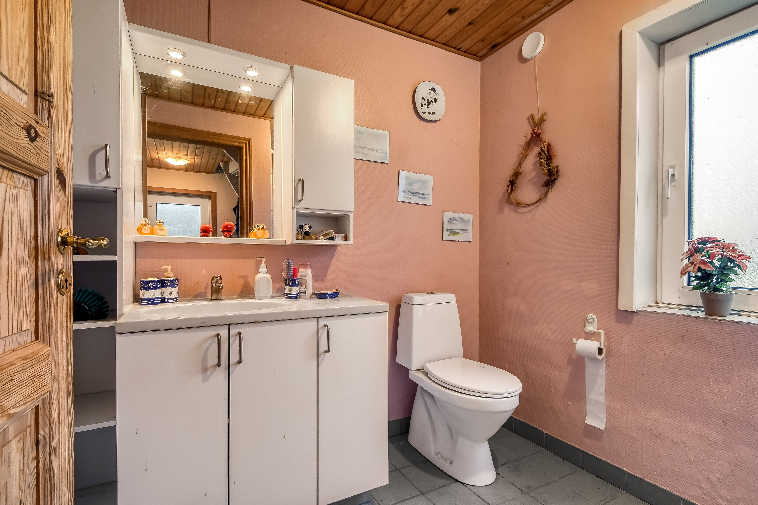 Fremhævet toilet billede i fuldskærmstilstand. Billede af Kragelundvej 2, Hjerm, 7830 Vinderup