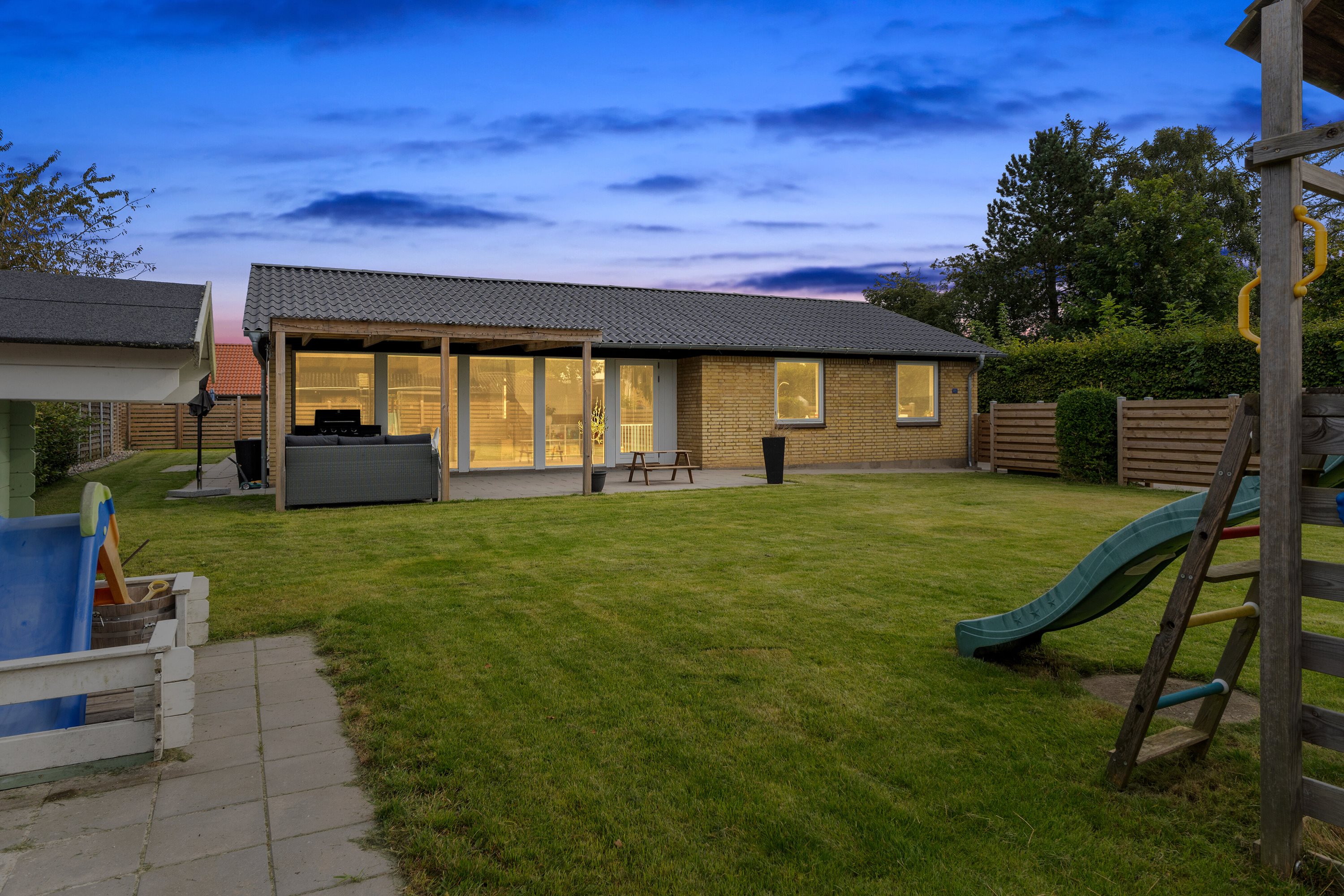 Fremhævet set fra haven billede i fuldskærmstilstand. Billede af Lærkevej 15, Rolfsted, 5863 Ferritslev Fyn