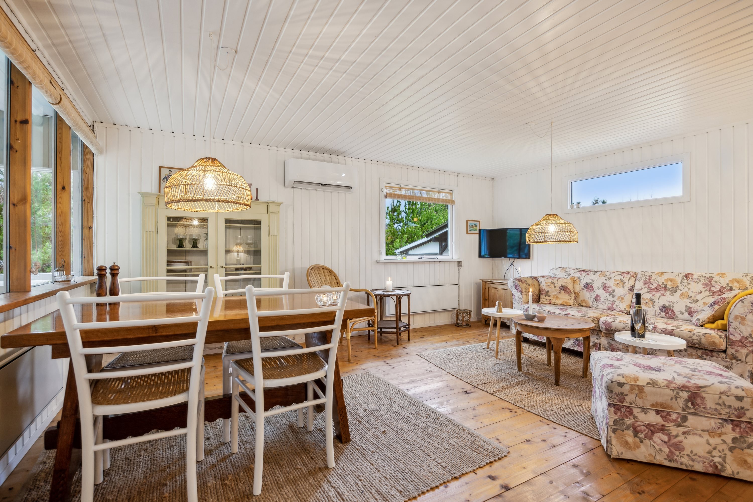 Fremhævet stue billede i fuldskærmstilstand. Billede af Mikkelmark 10, 9370 Hals