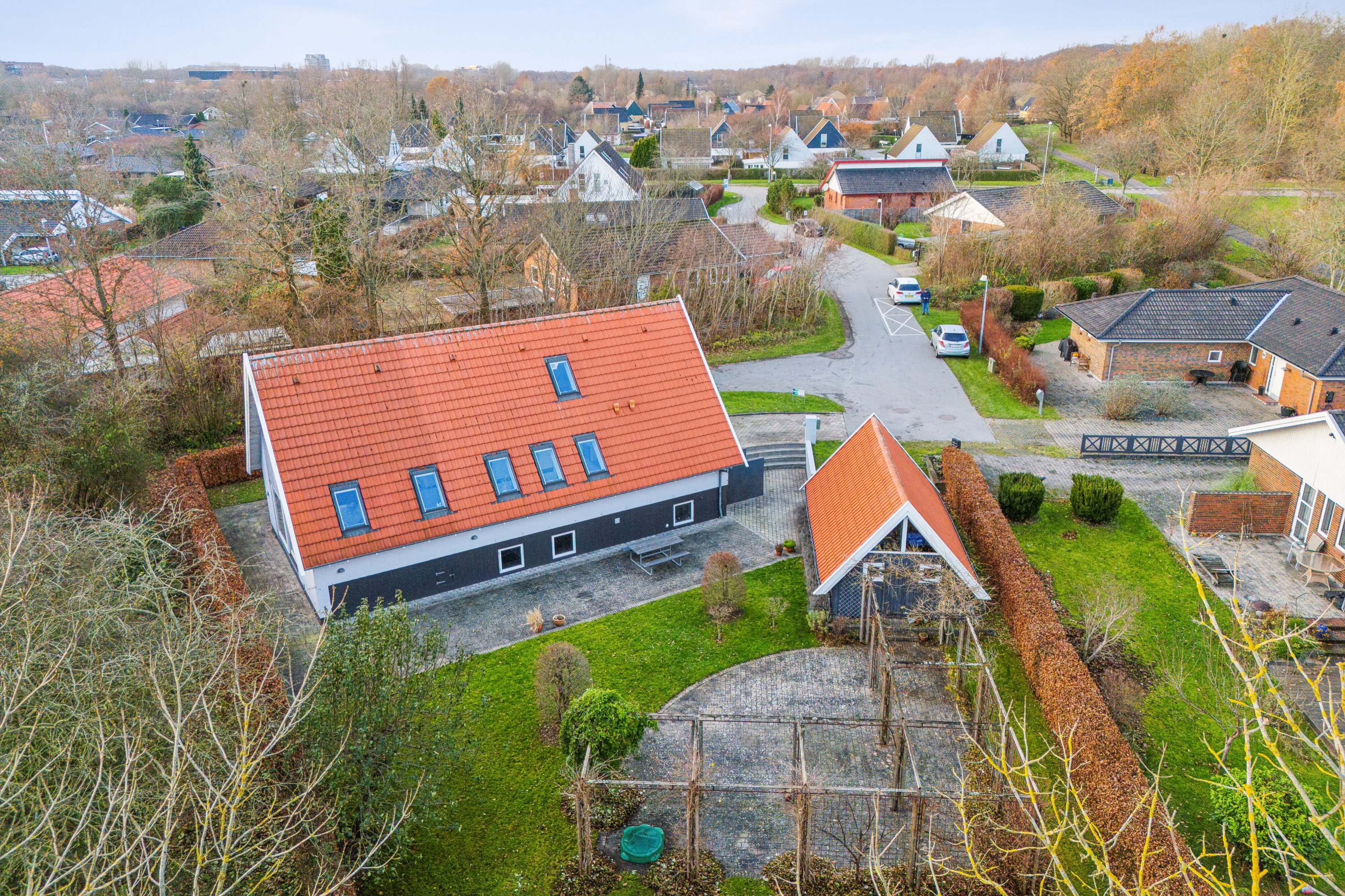 Fremhævet set fra haven billede i fuldskærmstilstand. Billede af Ridderhatten 308, Tornbjerg, 5220 Odense SØ