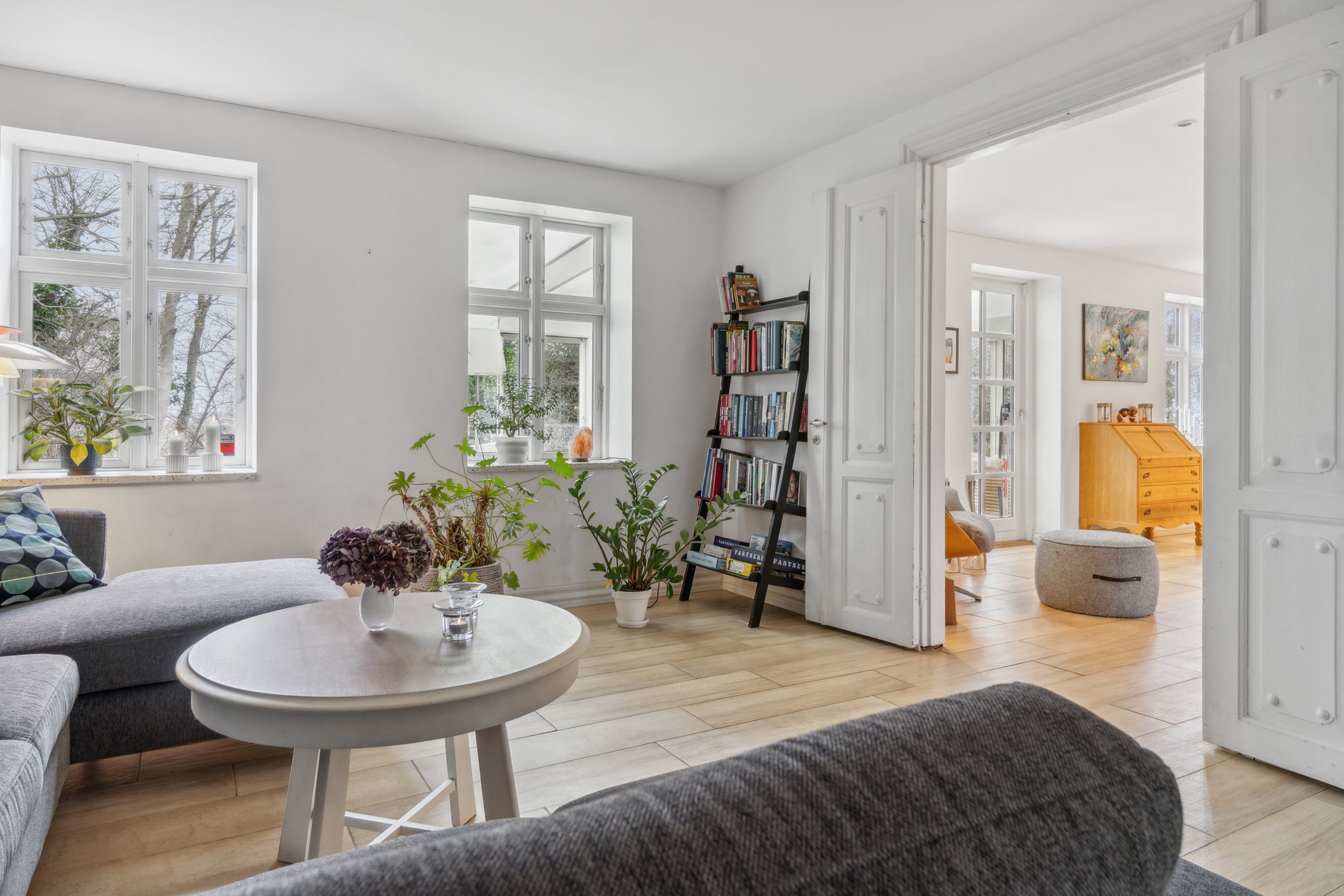 Fremhævet stue billede i fuldskærmstilstand. Billede af Gl. Mårsøvej 11, 4300 Holbæk