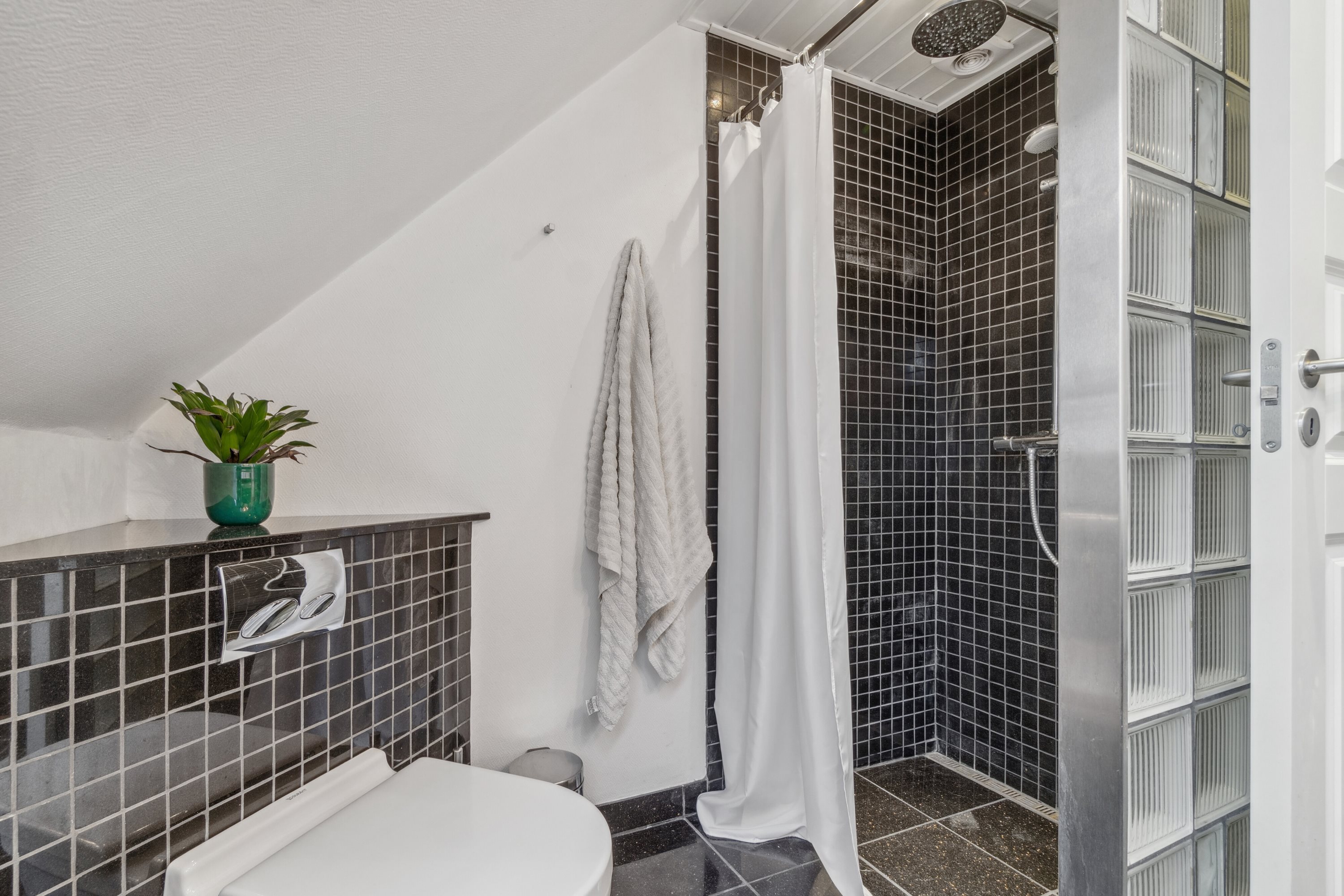 Fremhævet badeværelse billede i fuldskærmstilstand. Billede af Gl. Mårsøvej 11, 4300 Holbæk