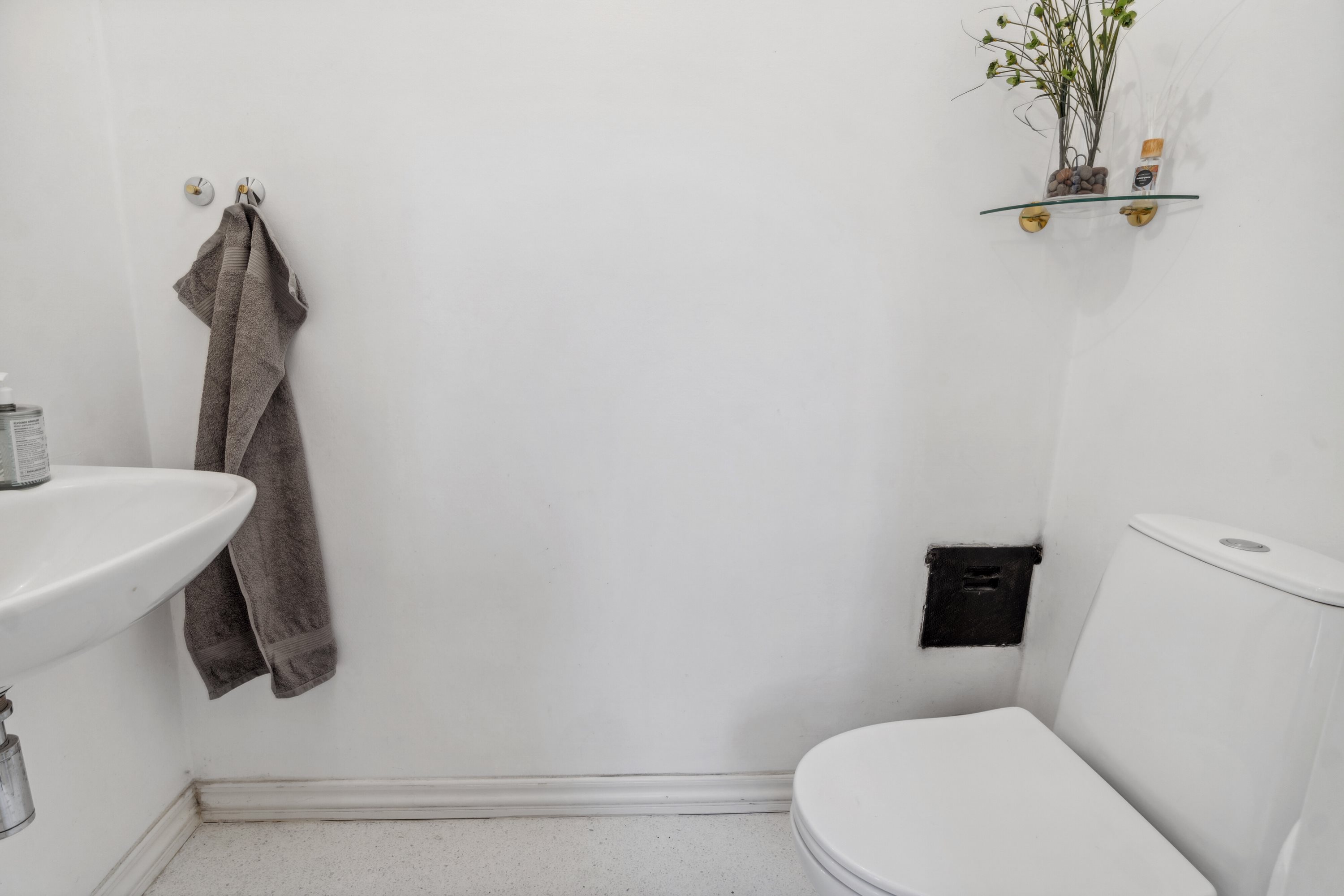 Fremhævet toilet billede i fuldskærmstilstand. Billede af Gl. Mårsøvej 11, 4300 Holbæk