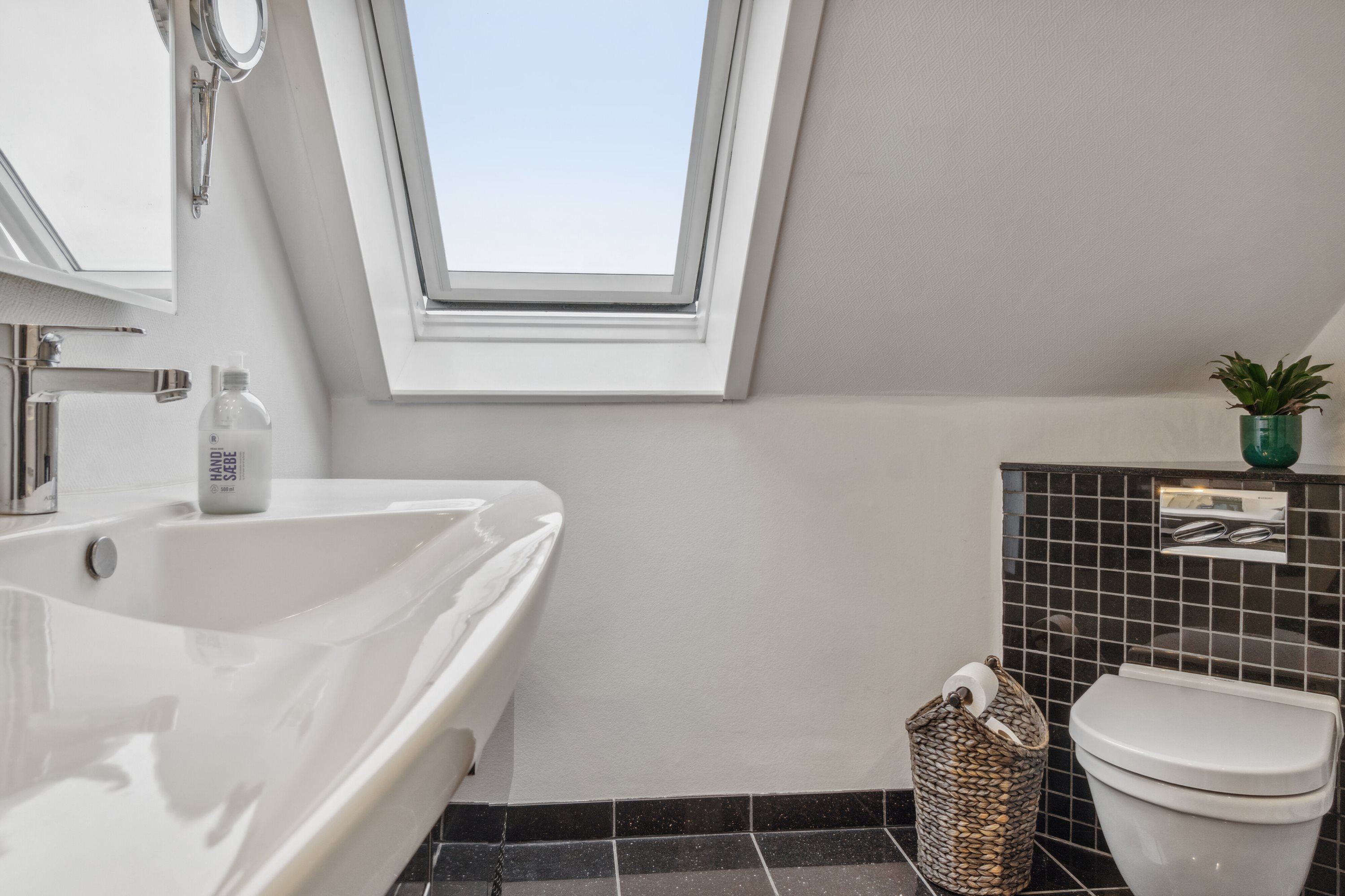 Fremhævet badeværelse billede i fuldskærmstilstand. Billede af Gl. Mårsøvej 11, 4300 Holbæk