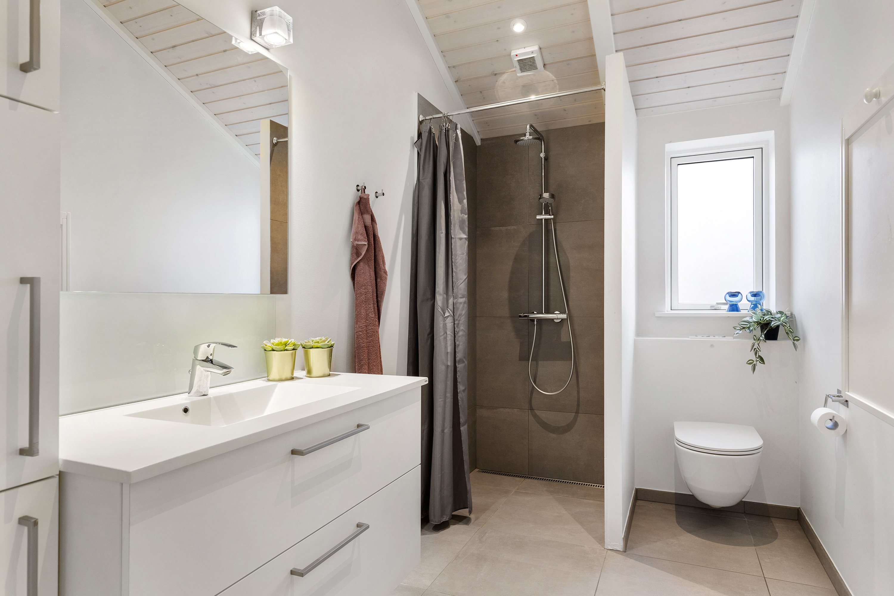 Fremhævet badeværelse billede i fuldskærmstilstand. Billede af Nørre Knoldevej 15, Skal Klit, 9800 Hjørring