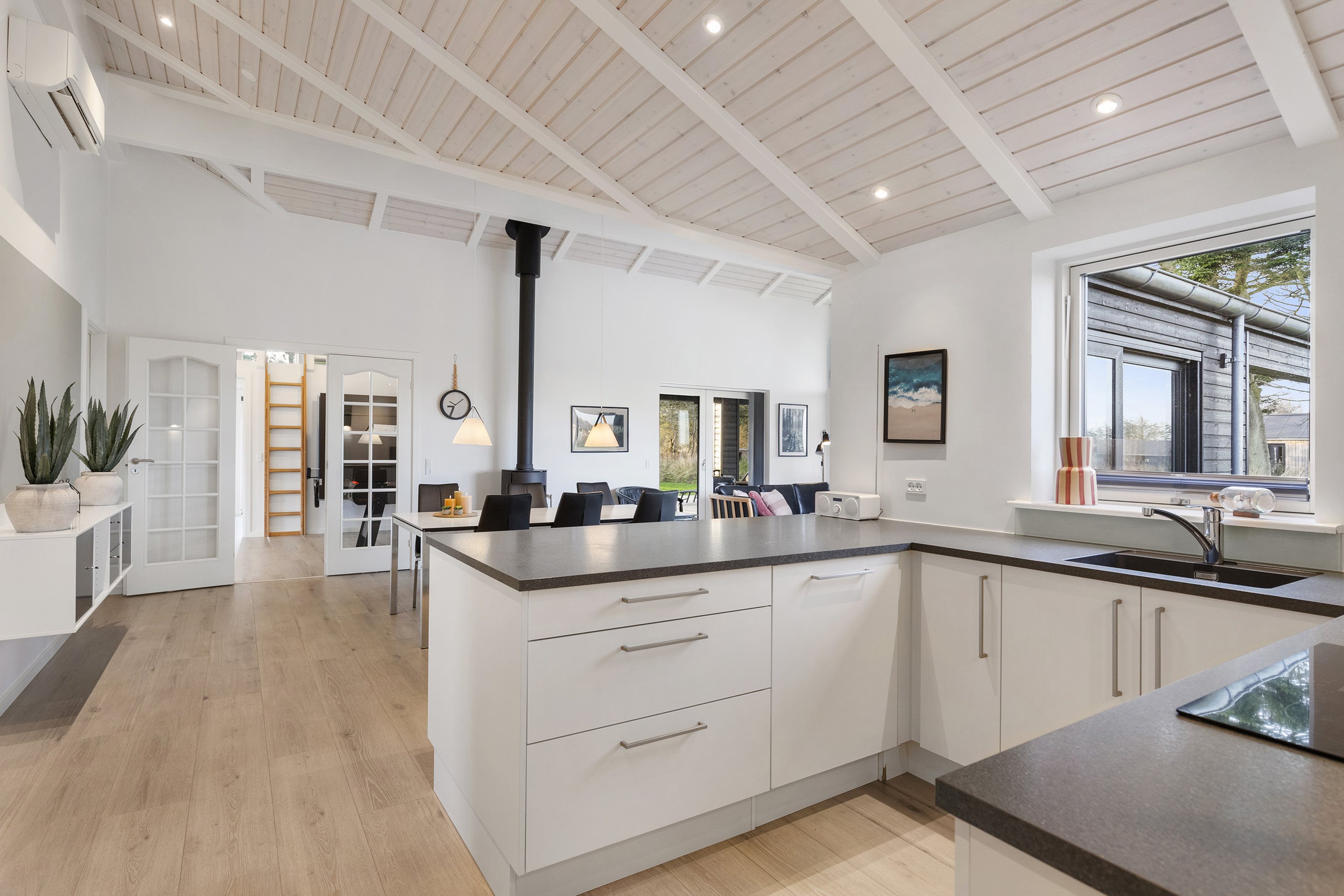 Fremhævet køkken billede i fuldskærmstilstand. Billede af Nørre Knoldevej 15, Skal Klit, 9800 Hjørring