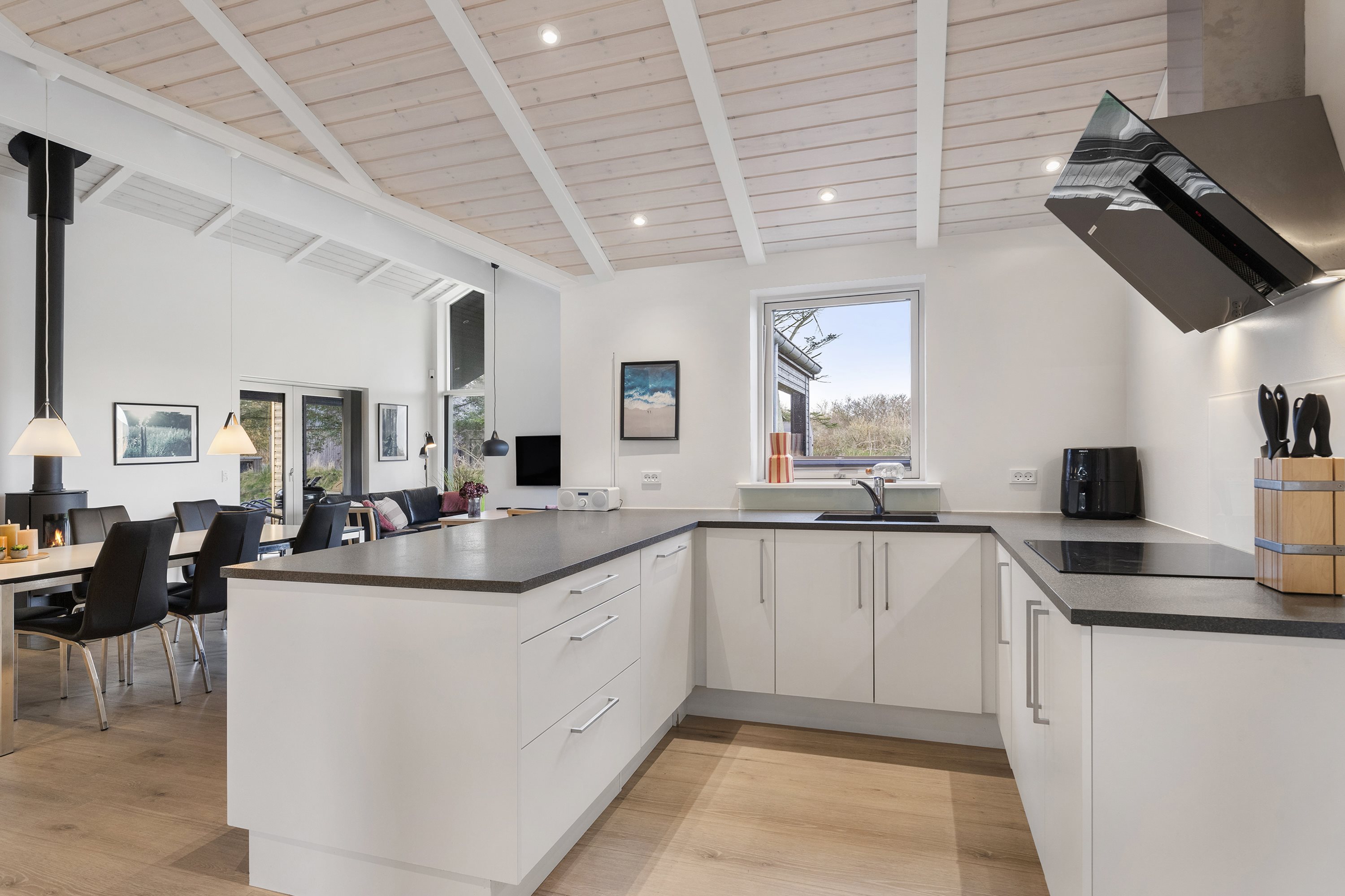 Fremhævet køkken billede i fuldskærmstilstand. Billede af Nørre Knoldevej 15, Skal Klit, 9800 Hjørring