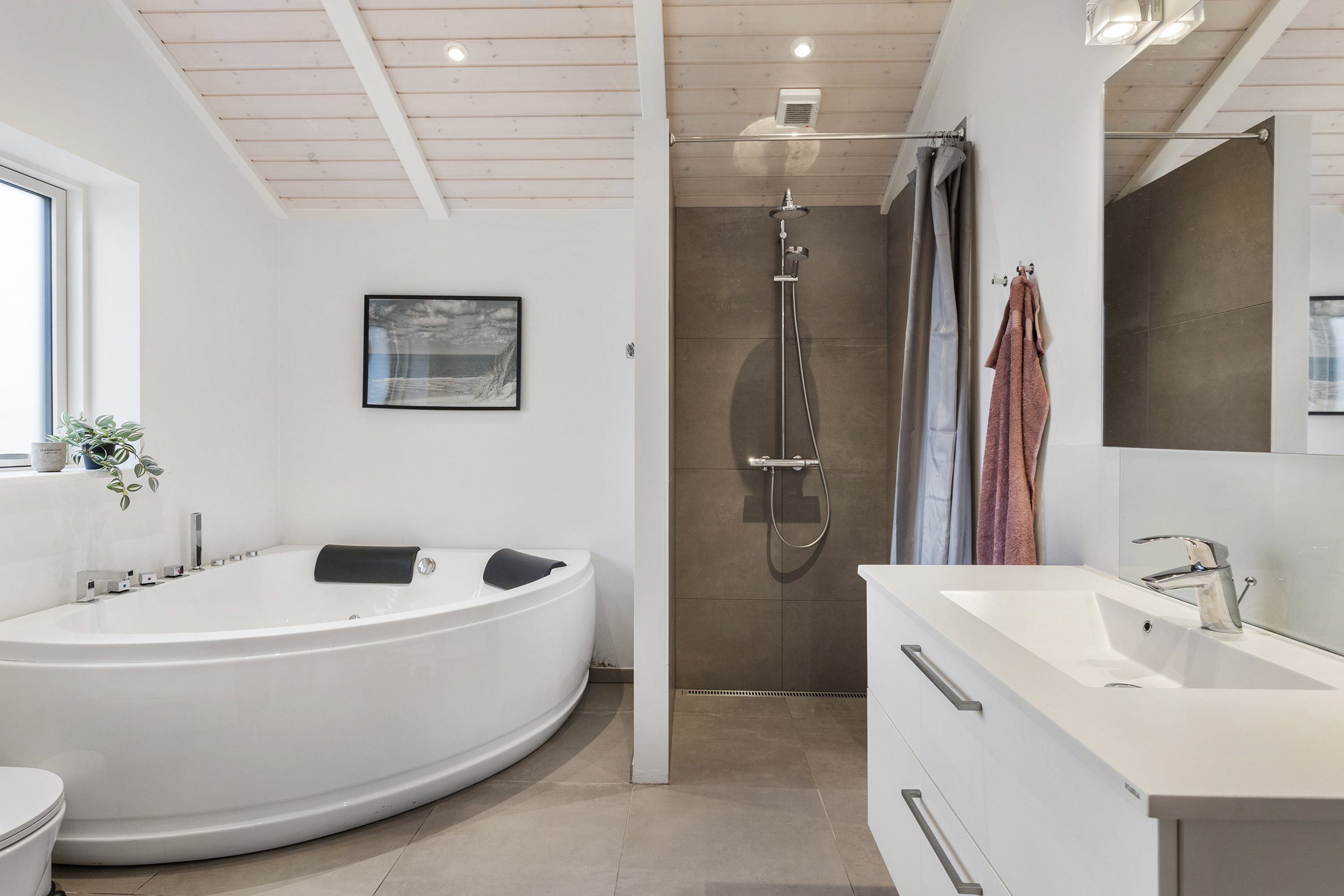 Fremhævet badeværelse billede i fuldskærmstilstand. Billede af Nørre Knoldevej 15, Skal Klit, 9800 Hjørring