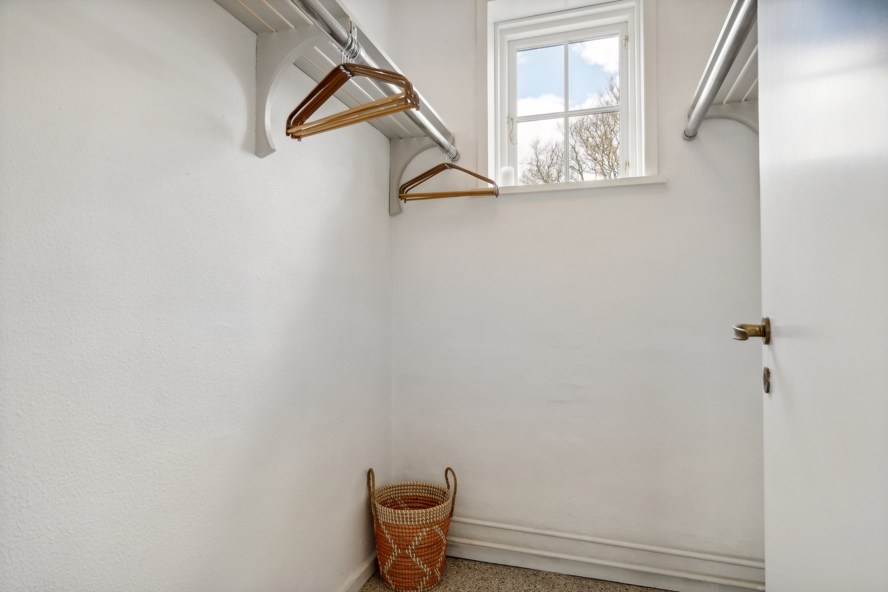 Fremhævet garderobe billede i fuldskærmstilstand. Billede af Sct Cathrine Vej 2, 9800 Hjørring