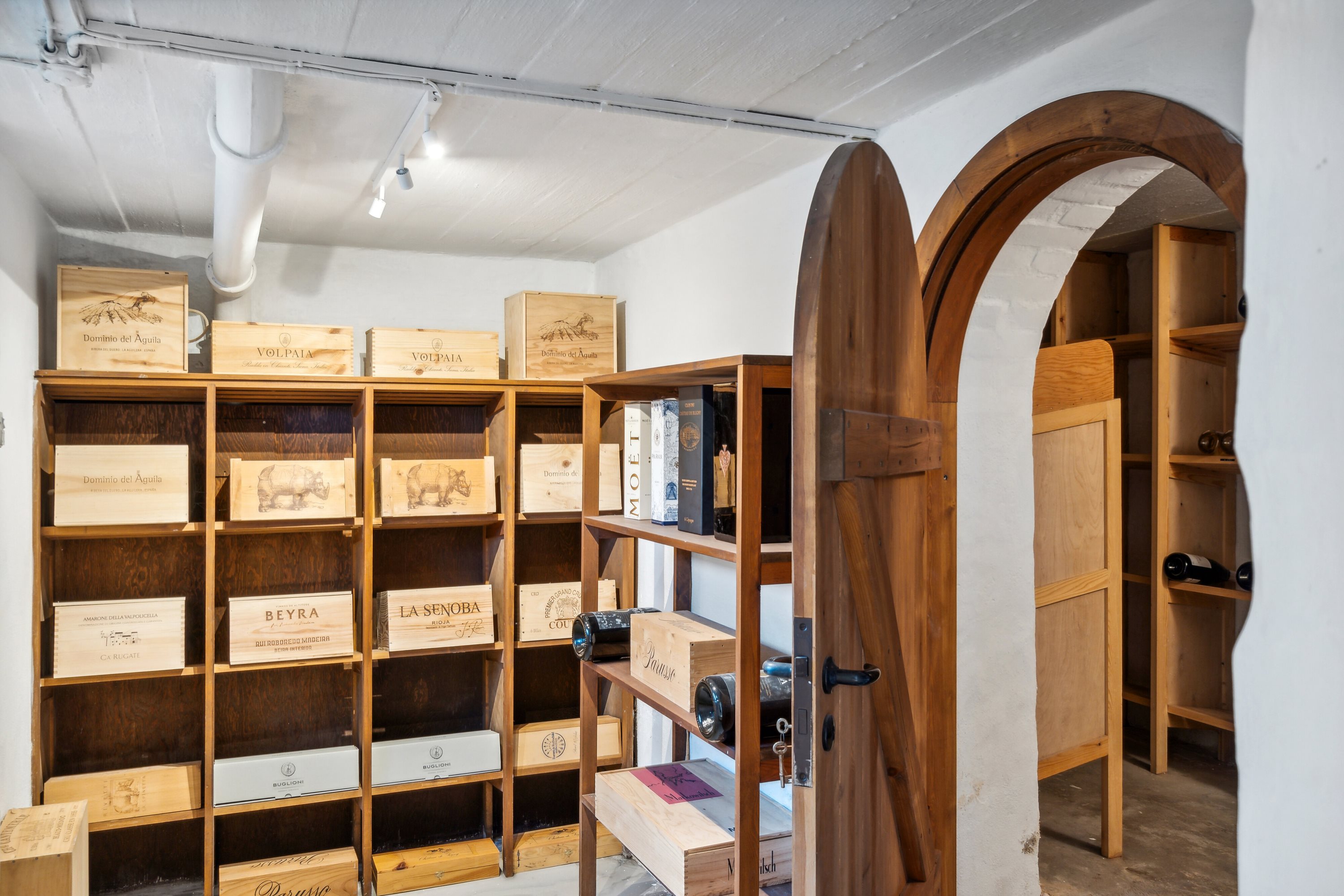 Fremhævet vinrum billede i fuldskærmstilstand. Billede af Sct Cathrine Vej 2, 9800 Hjørring