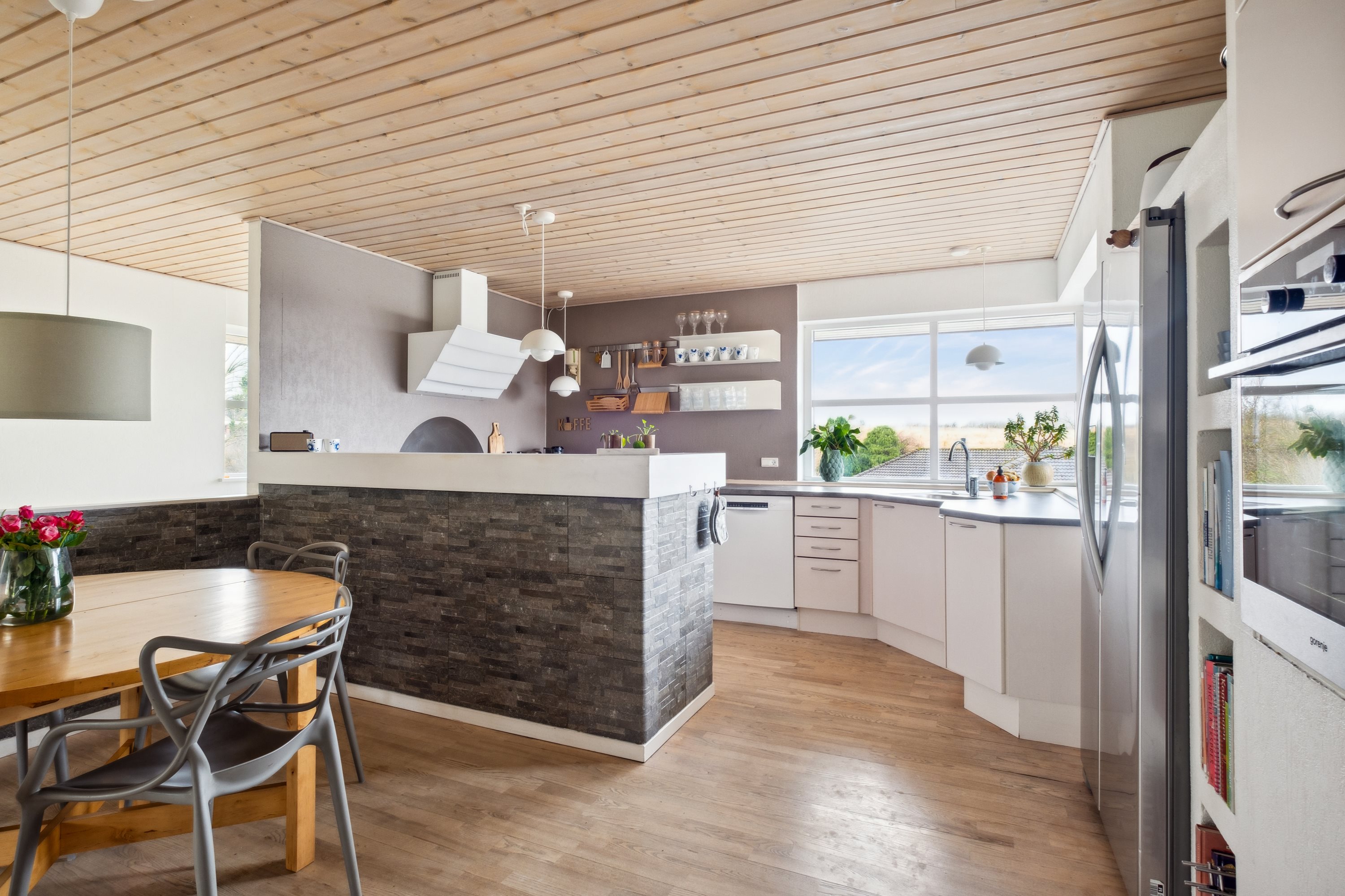 Fremhævet køkken billede i fuldskærmstilstand. Billede af Holger Sørensens Vej 11, Klejtrup, 9500 Hobro