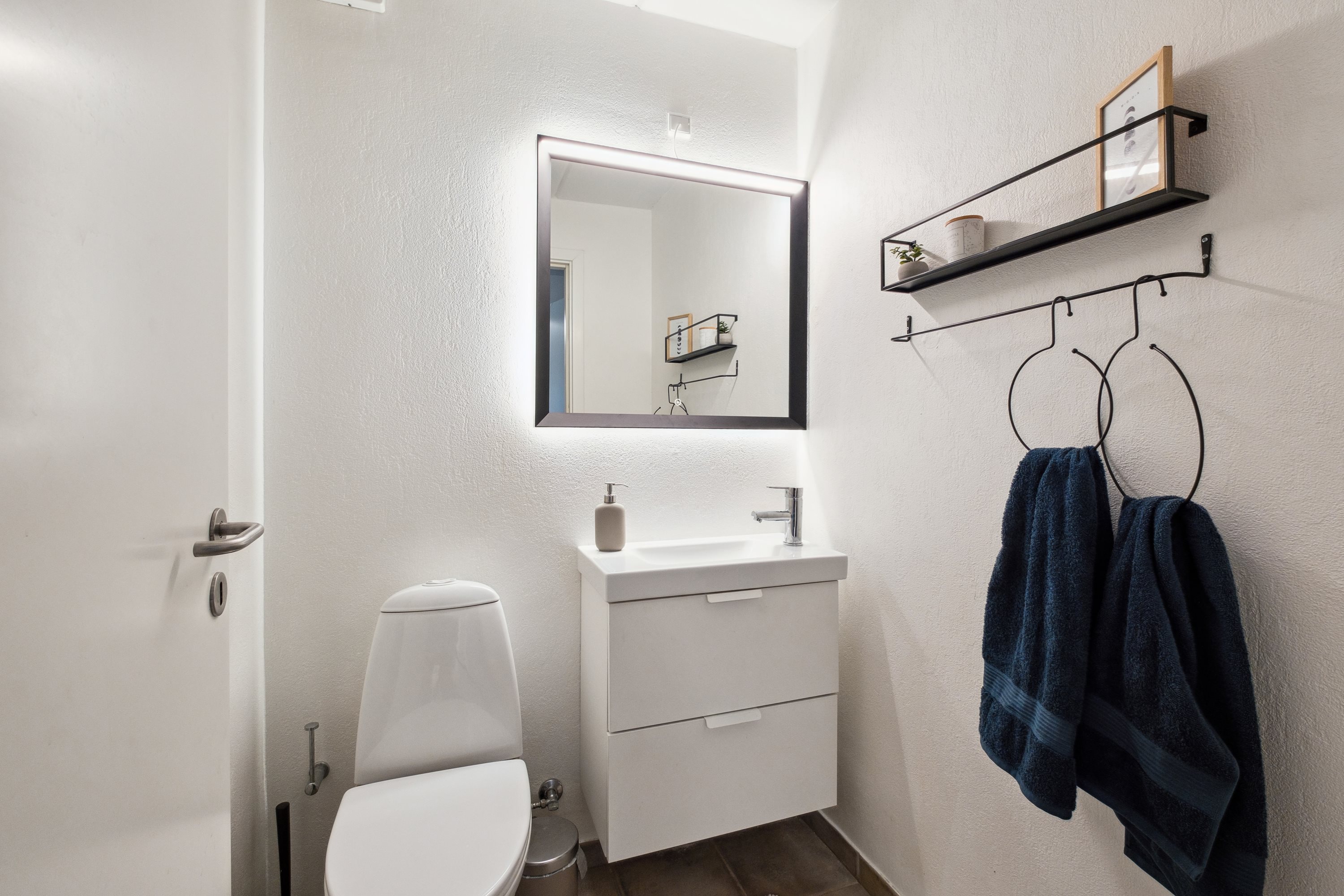 Fremhævet toilet billede i fuldskærmstilstand. Billede af Holger Sørensens Vej 11, Klejtrup, 9500 Hobro