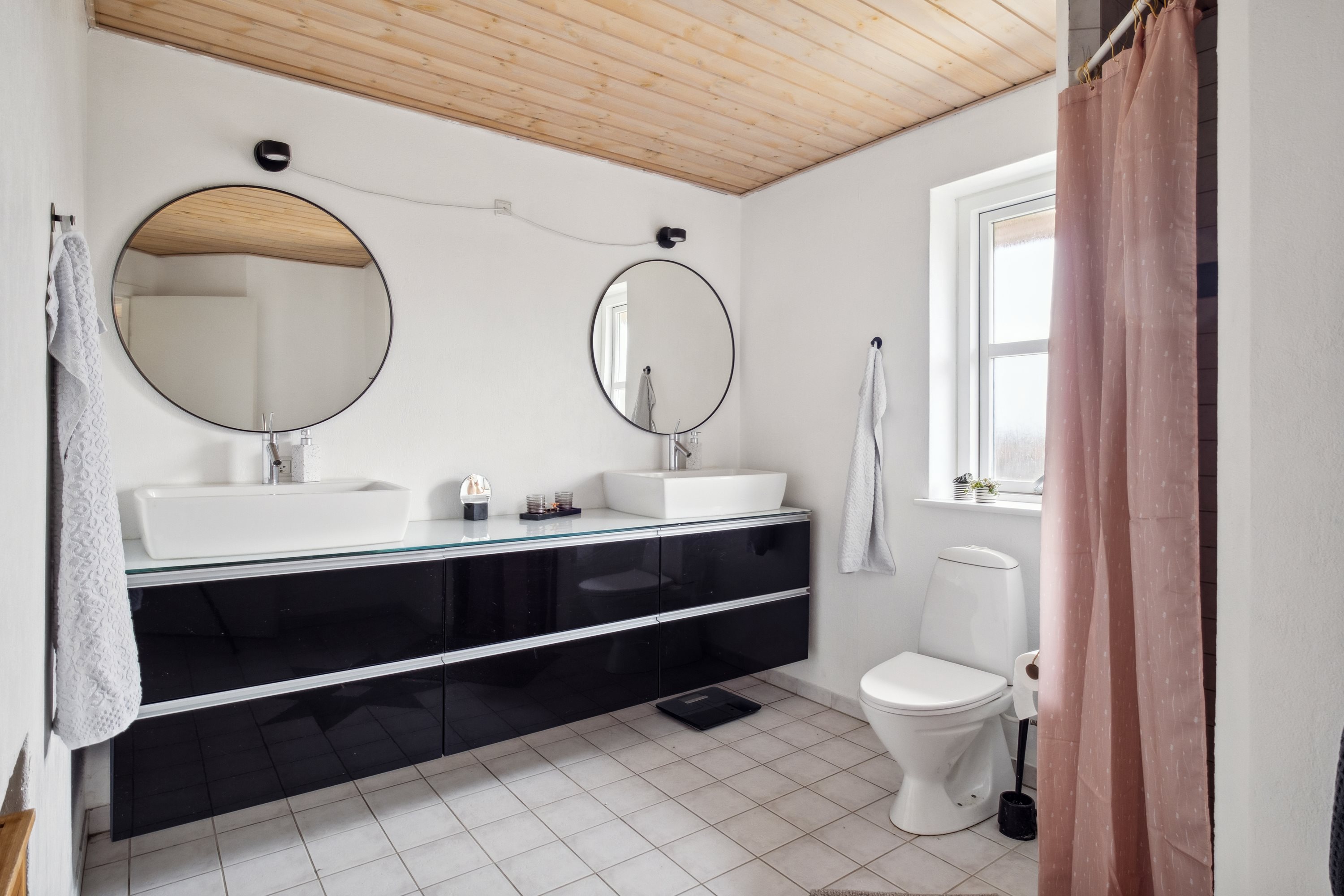 Fremhævet badeværelse billede i fuldskærmstilstand. Billede af Holger Sørensens Vej 11, Klejtrup, 9500 Hobro