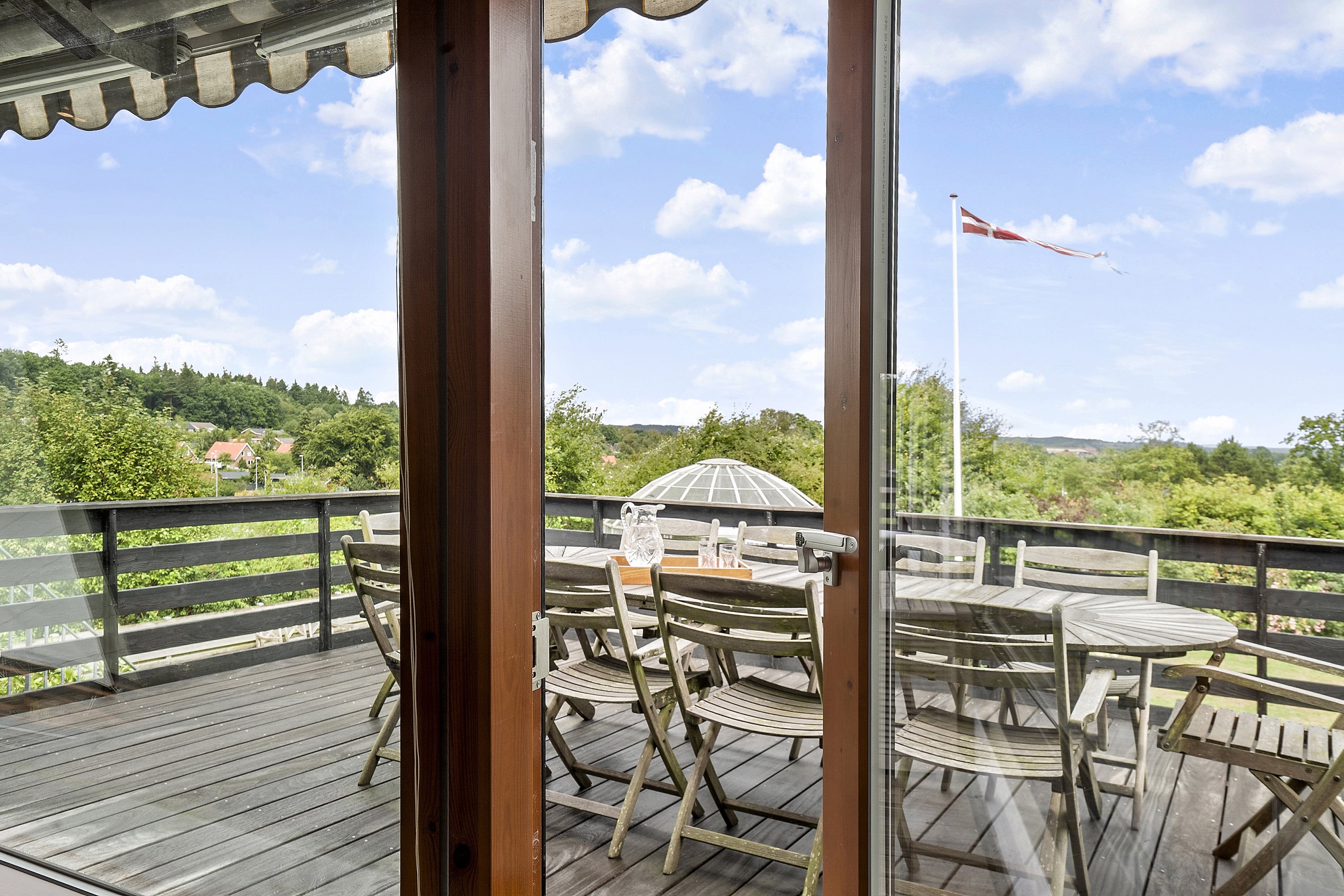 Fremhævet terrasse billede i fuldskærmstilstand. Billede af Sankelmarksvej 42, 8600 Silkeborg