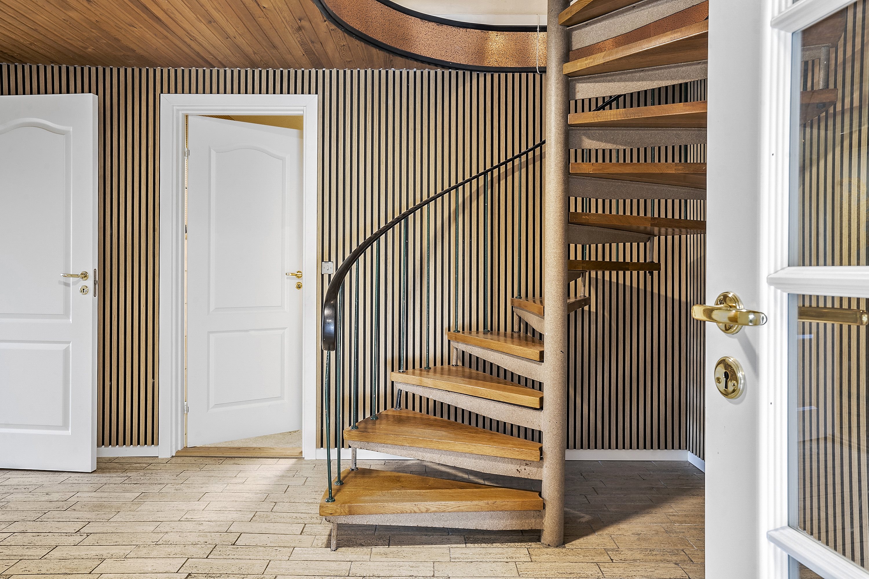 Fremhævet nedgang til kælder billede i fuldskærmstilstand. Billede af Sankelmarksvej 42, 8600 Silkeborg