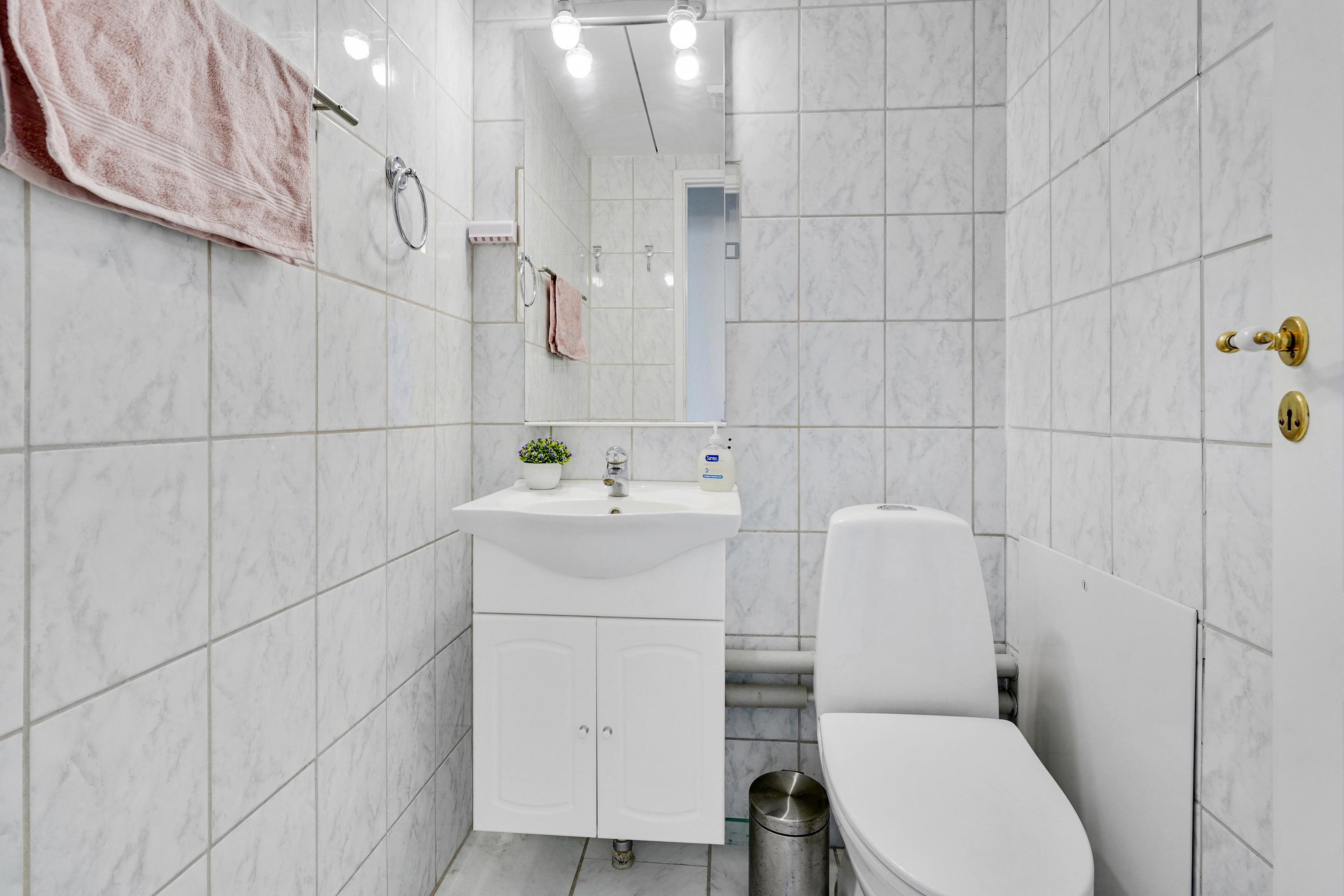 Fremhævet wc billede i fuldskærmstilstand. Billede af Leen D 1, 3. 2., Høje Taastrup, 2630 Taastrup