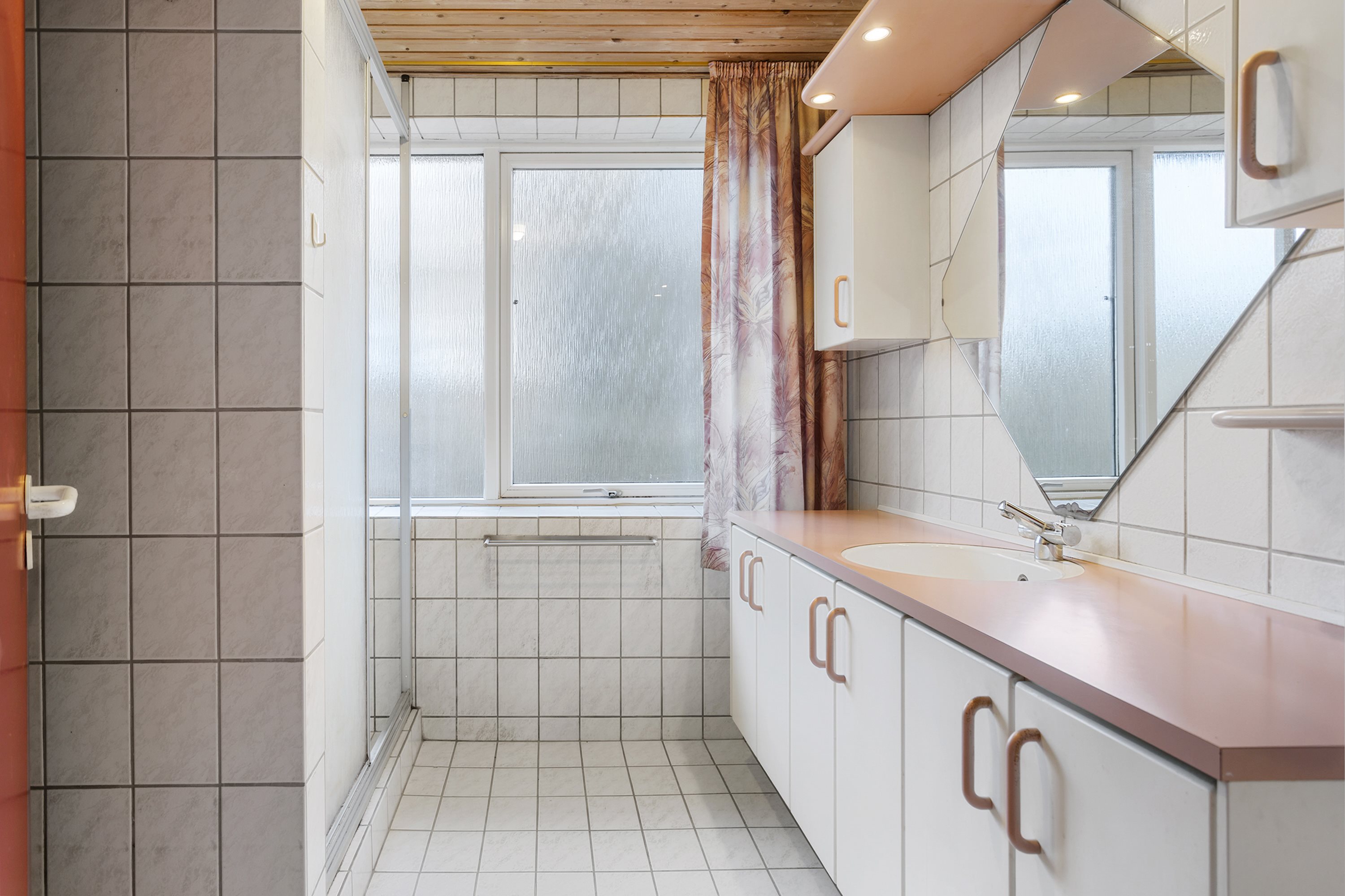 Fremhævet badeværelse billede i fuldskærmstilstand. Billede af Begonievej 4, 9750 Østervrå