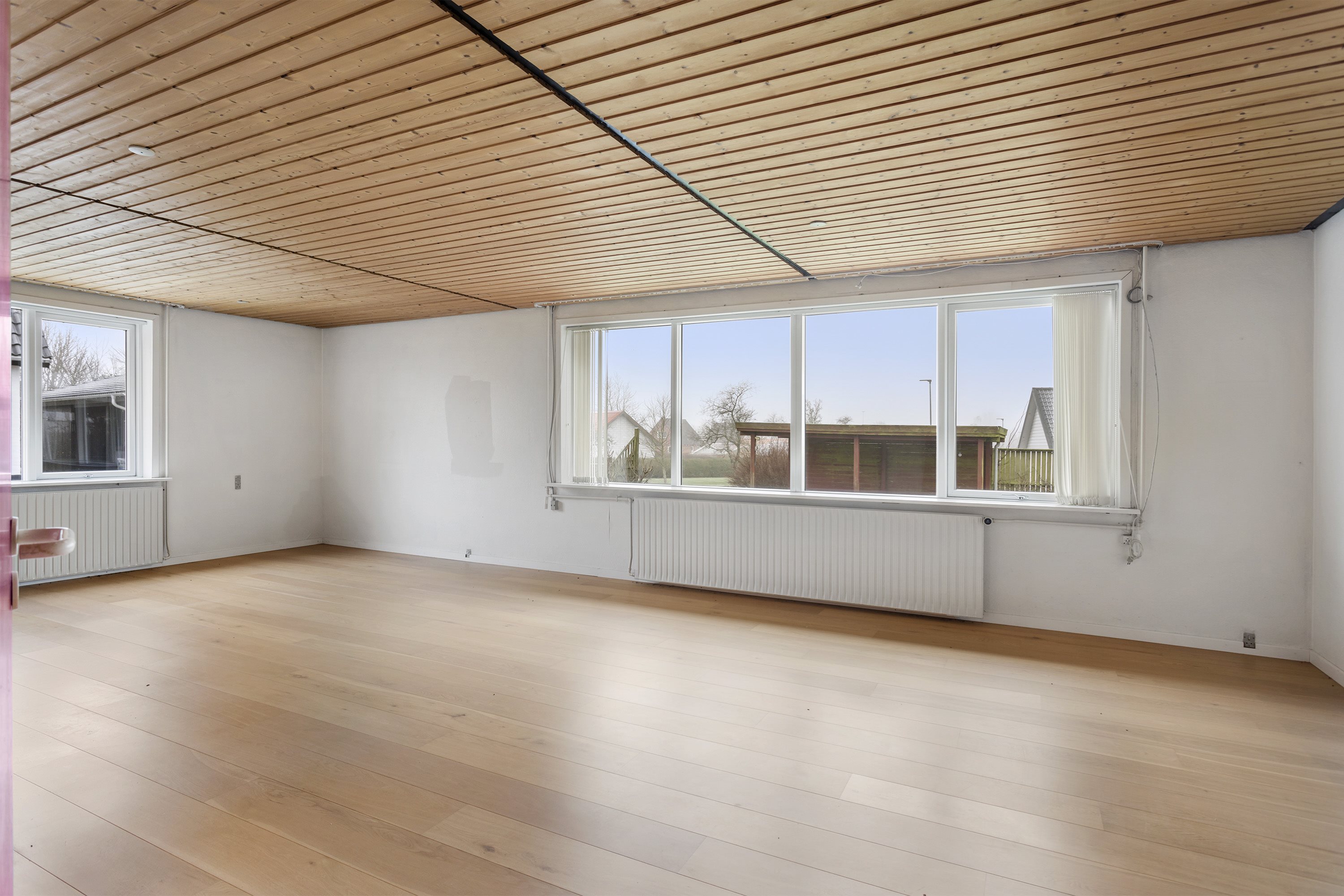 Fremhævet stue billede i fuldskærmstilstand. Billede af Begonievej 4, 9750 Østervrå