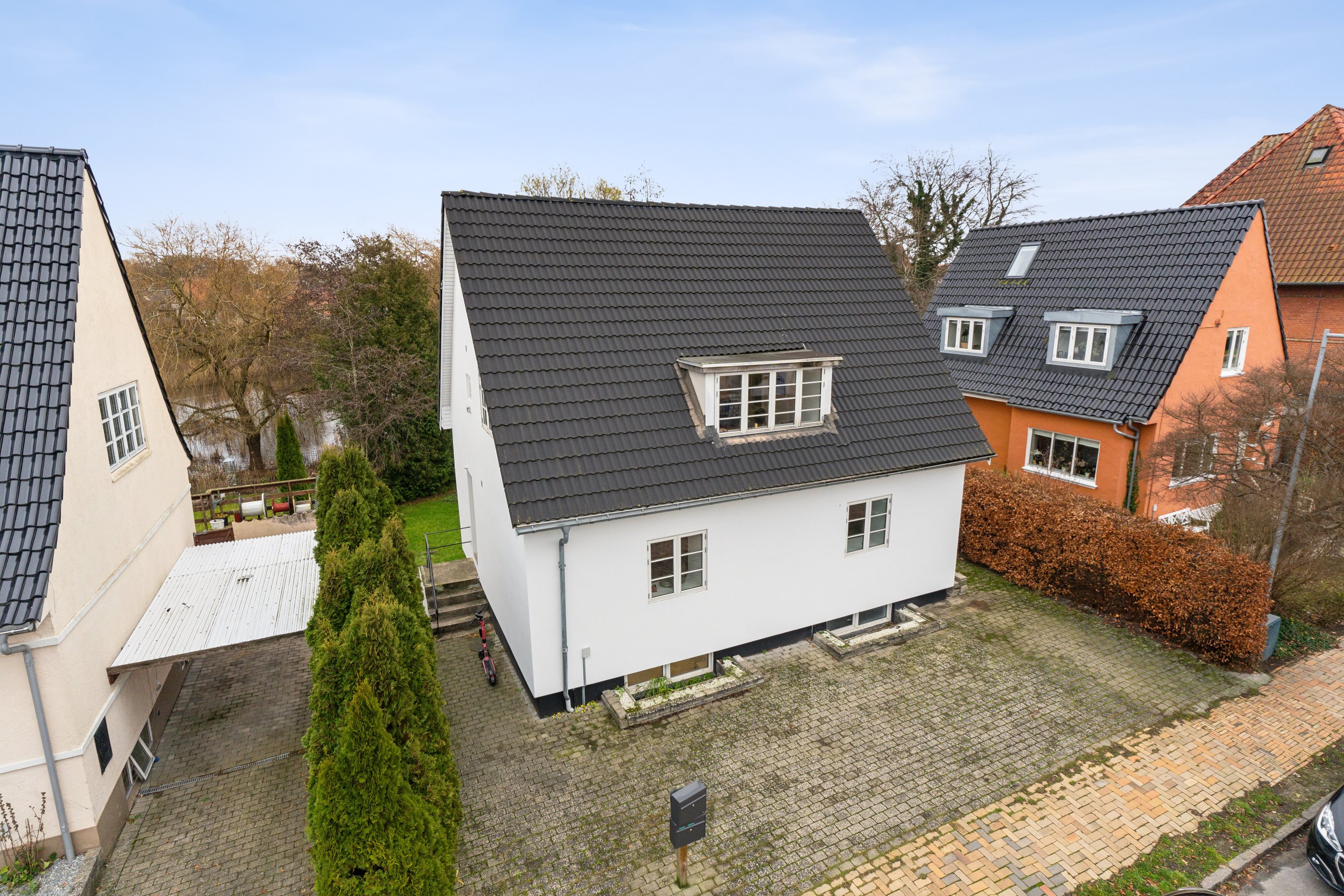 Fremhævet set fra vejen billede i fuldskærmstilstand. Billede af Svanevej 42, 5000 Odense C