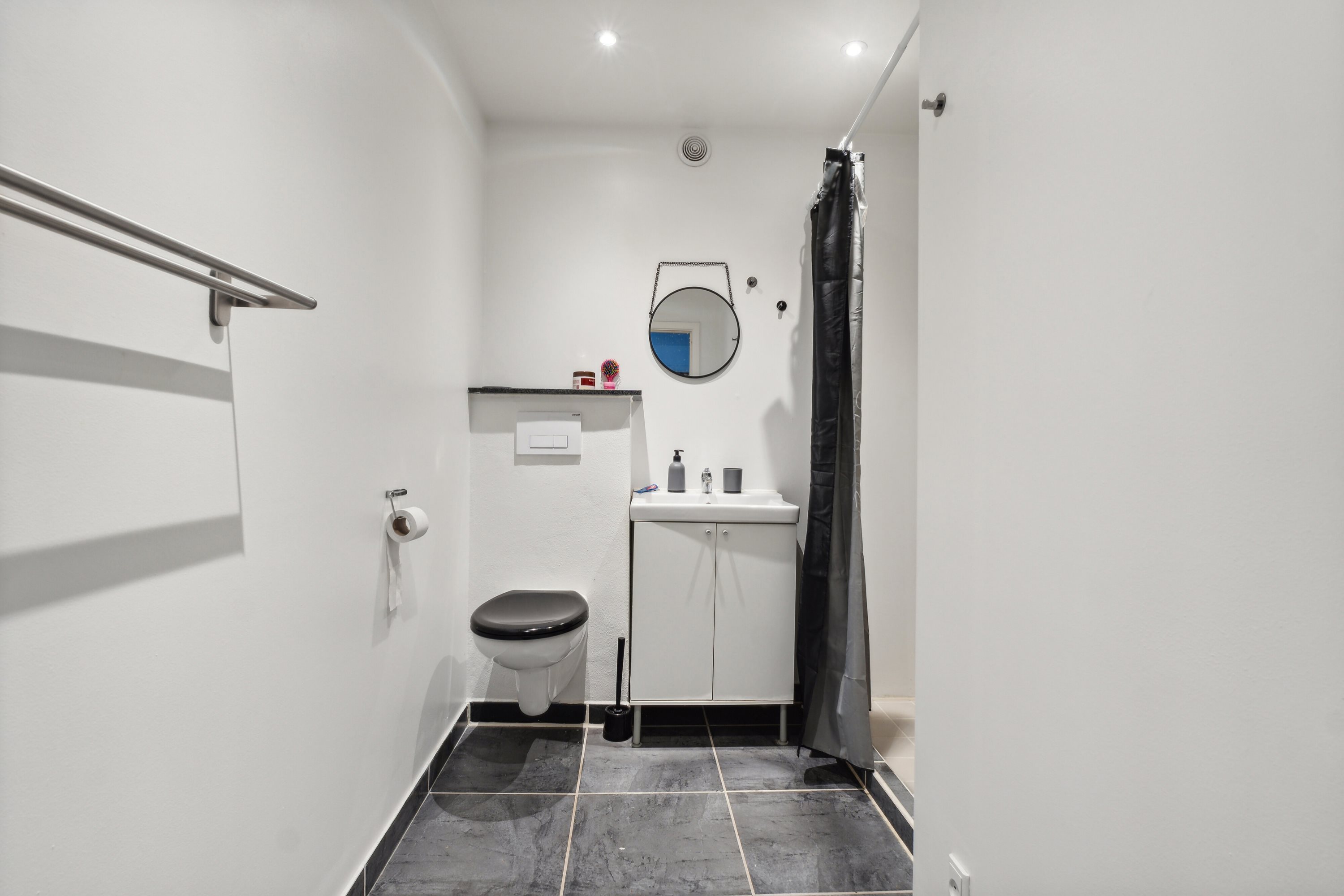 Fremhævet badeværelse billede i fuldskærmstilstand. Billede af Svanevej 42, 5000 Odense C